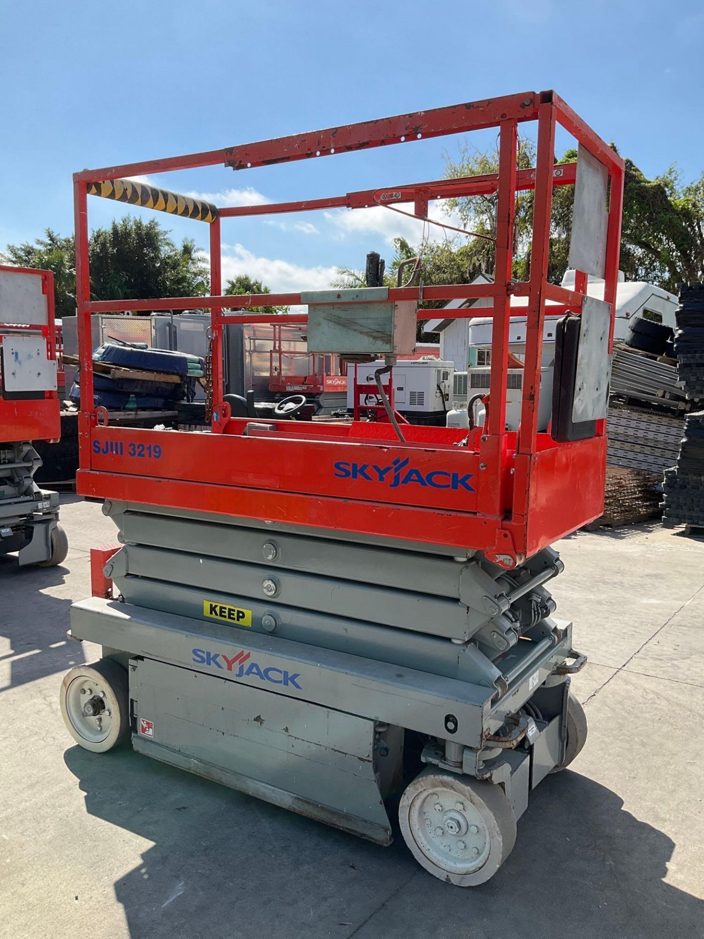 SKYJACK SCISSOR LIFT MODEL SJIII 3219, ELECTRIC, APPROX MAX PLATFORM HEIGHT 19FT, NON MARKING TIRES - Image 5 of 15