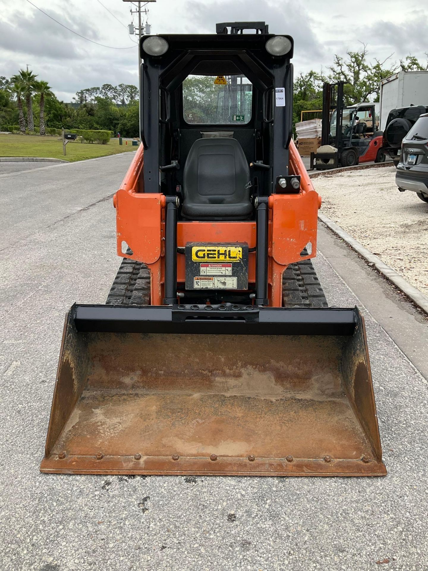 2020 GEHL COMPACT SKID STEER LOADER MODEL RT105, DIESEL, RUBBER TRACKS, BUCKET APPROX 53€, APPRO... - Image 8 of 13