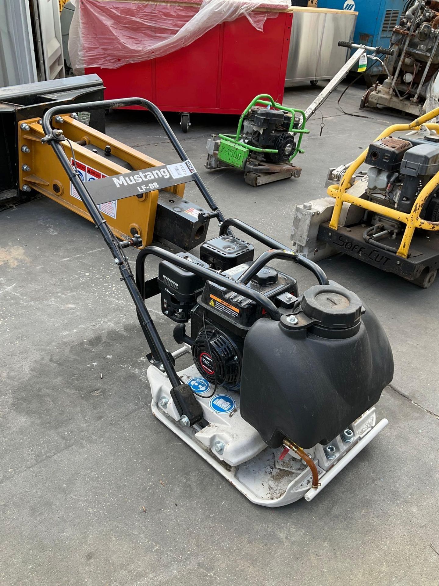 UNUSED MUSTANG LF-88 PLATE COMPACTOR WITH LONCIN 196cc ENGINE, GAS POWERED