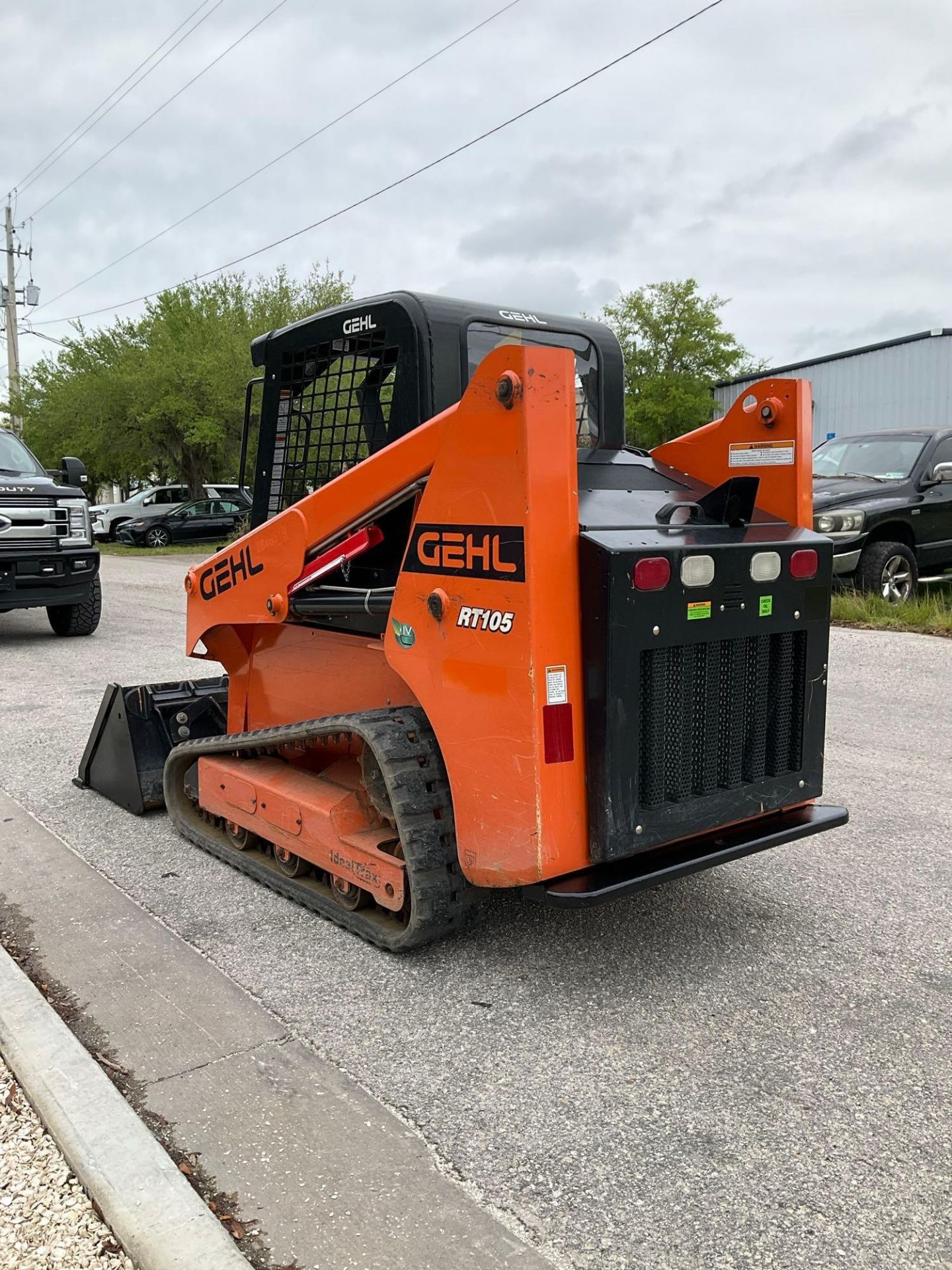 2019 GEHL COMPACT SKID STEER LOADER MODEL RT105, DIESEL, RUBBER TRACKS, BUCKET APPROX 53€, APPRO... - Image 3 of 13