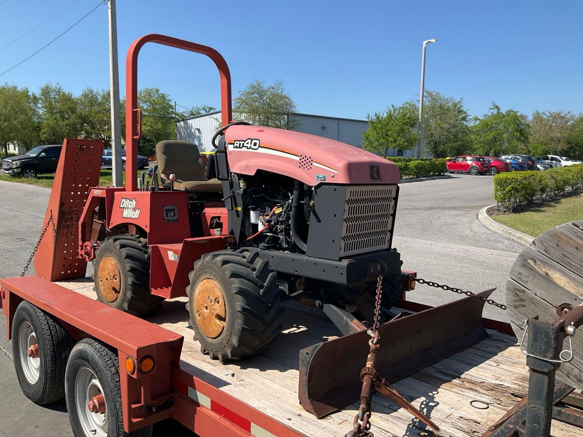 DITCH WITCH RT40 RIDE ON TRENCHER WITH DUAL AXLE UTILITY TRAILER, NEW BATTERY, LOW HOURS, RUNS & ... - Image 14 of 23