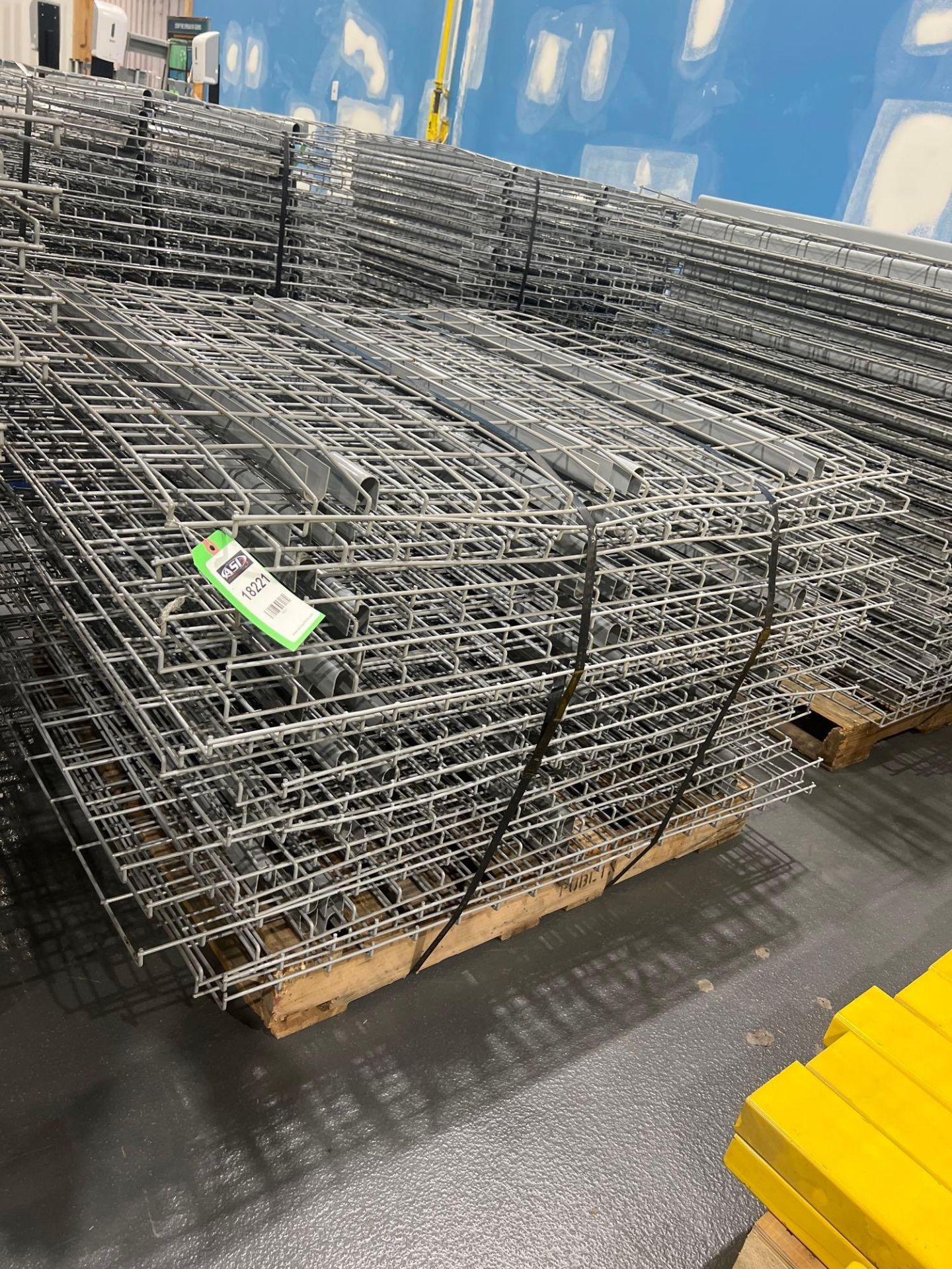 PALLET OF APPROX. 24 WIRE GRATES FOR PALLET RACKING, APPROX. DIMENSIONS 43" X 45"