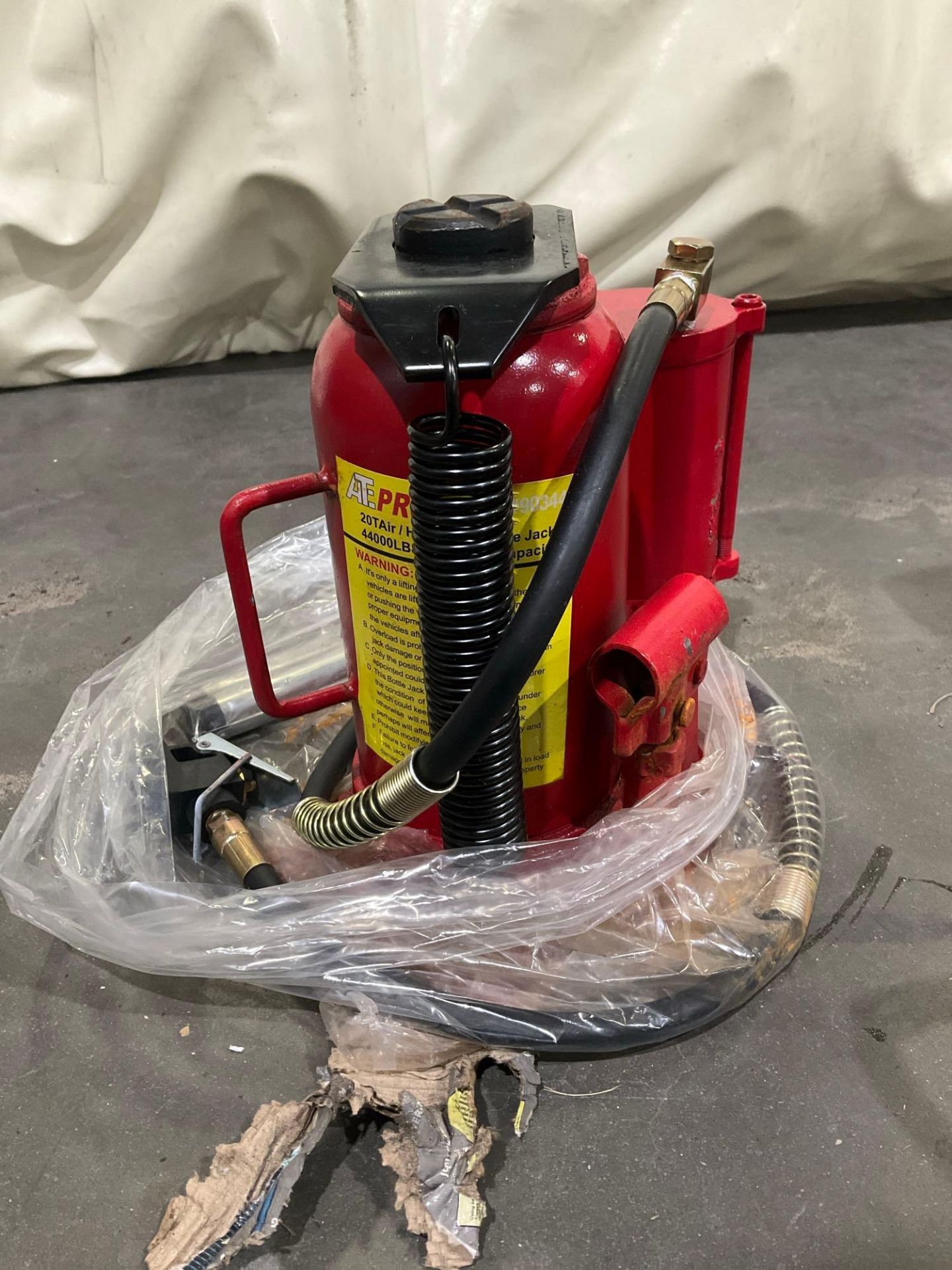 UNUSED ATE PRO USA 20 TON AIR HYDRAULIC BOTTLE JACK, APPROX 44,000LBS MAX CAPACITY - Image 2 of 6