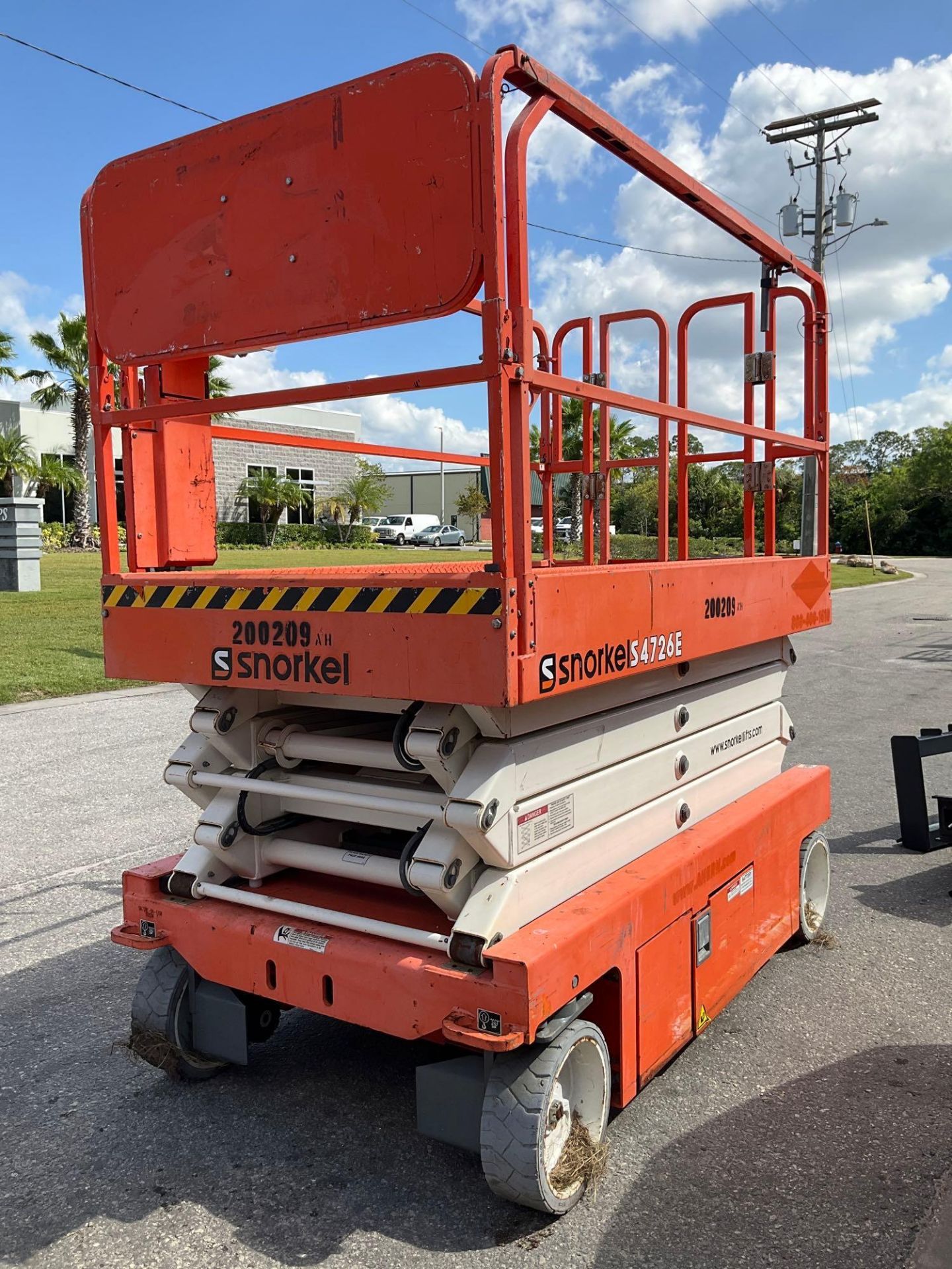 2017  SNORKEL SCISSOR LIFT MODEL S4726E ANSI , ELECTRIC, APPROX MAX PLATFORM HEIGHT 26FT, NON MAR... - Image 4 of 9