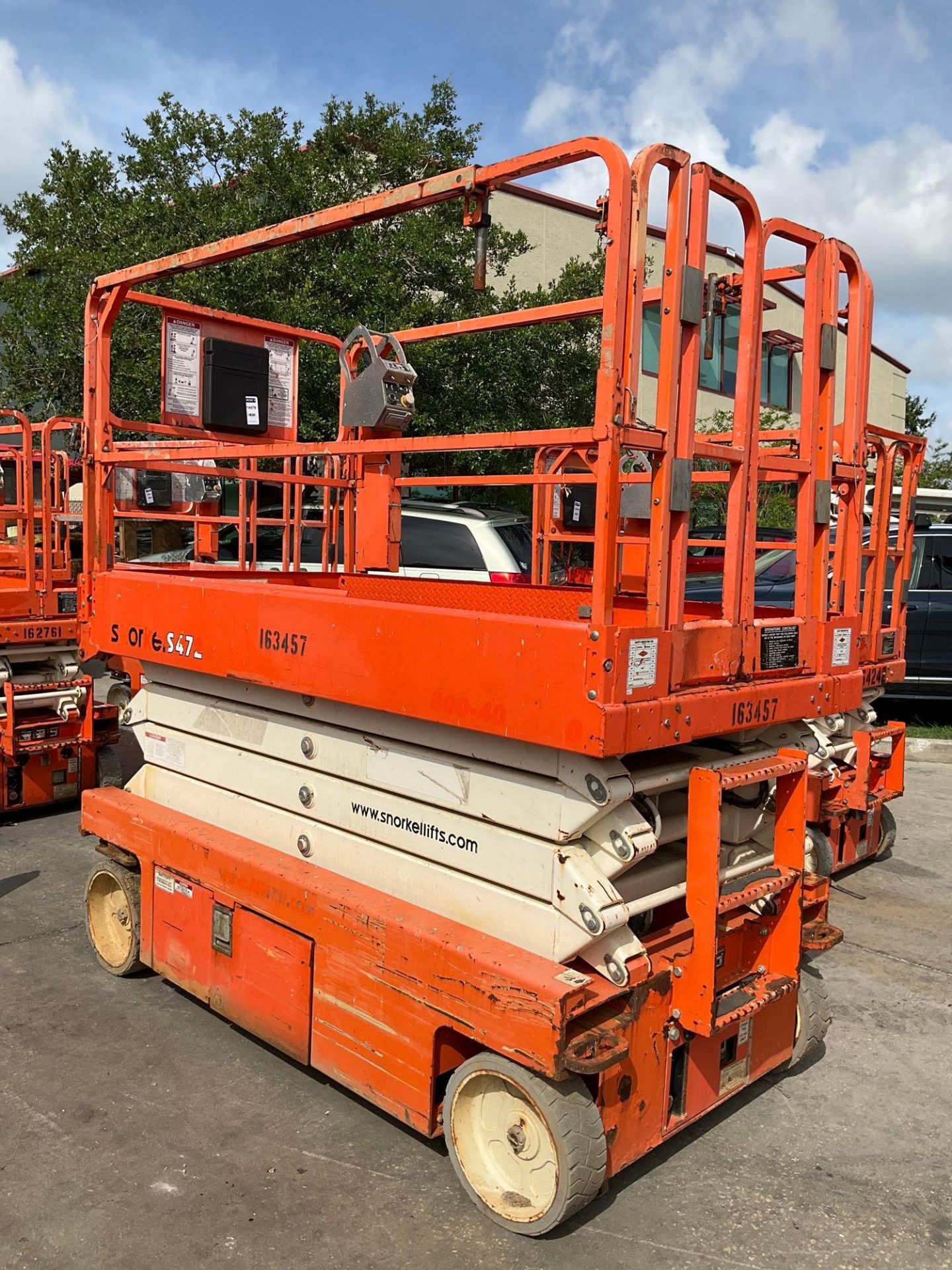 2015 SNORKEL SCISSOR LIFT MODEL S4726E ANSI, ELECTRIC, APPROX MAX PLATFORM HEIGHT 26FT, BUILT IN ... - Image 4 of 8