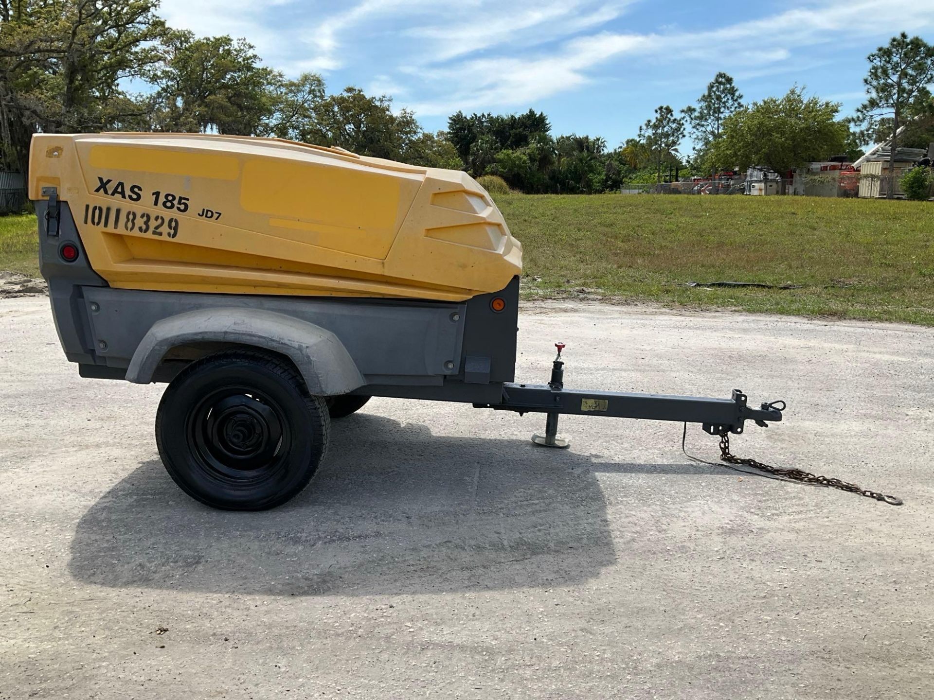 ATLAS COPCO PORTABLE AIR COMPRESSOR MODEL XAS 185 JD7, DIESEL, JOHN DEERE ENGINE, TOW BEHIND - Bild 6 aus 18