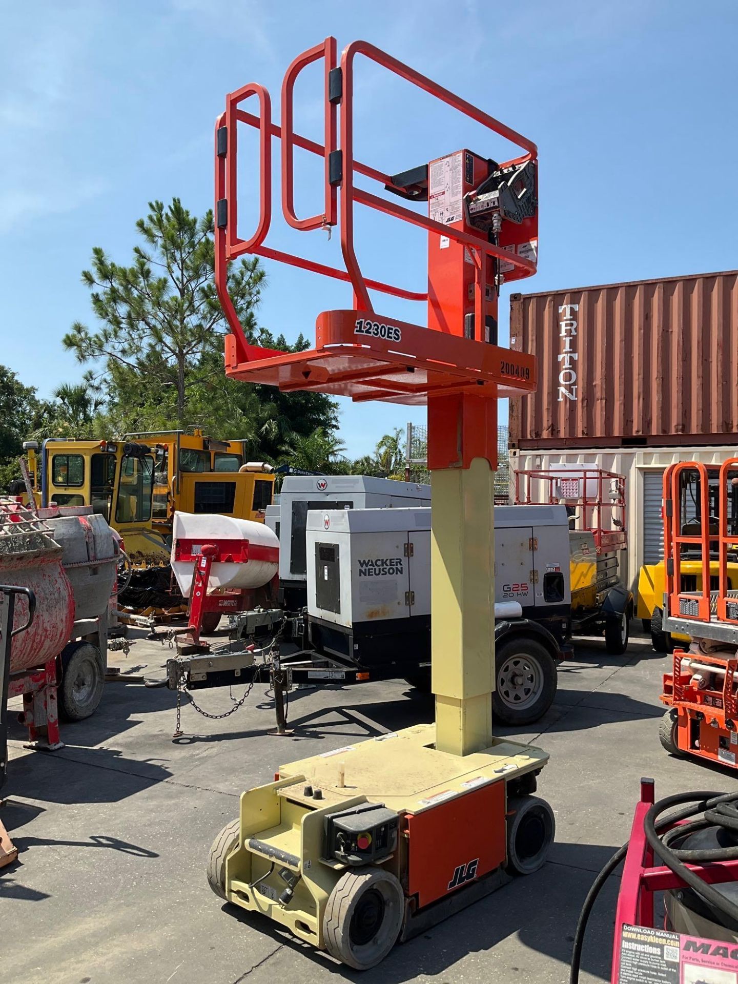 2017 JLG MAN LIFT MODEL 1230ES, ELECTRIC, APPROX MAX PLATFORM HEIGHT 12FT, NON MARKING TIRES, BUILT