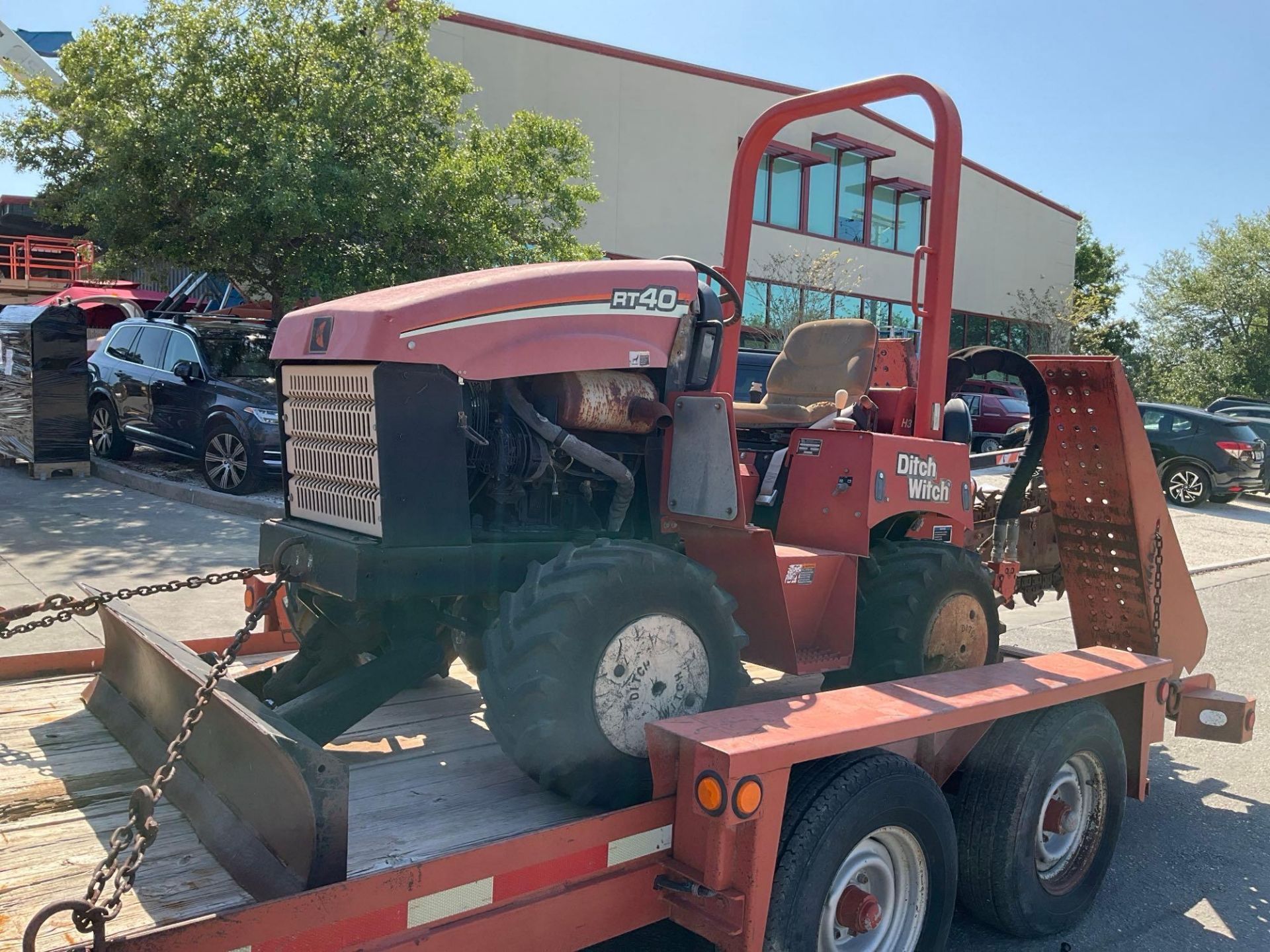 DITCH WITCH RT40 RIDE ON TRENCHER WITH DUAL AXLE UTILITY TRAILER, NEW BATTERY, LOW HOURS, RUNS & ... - Image 15 of 23