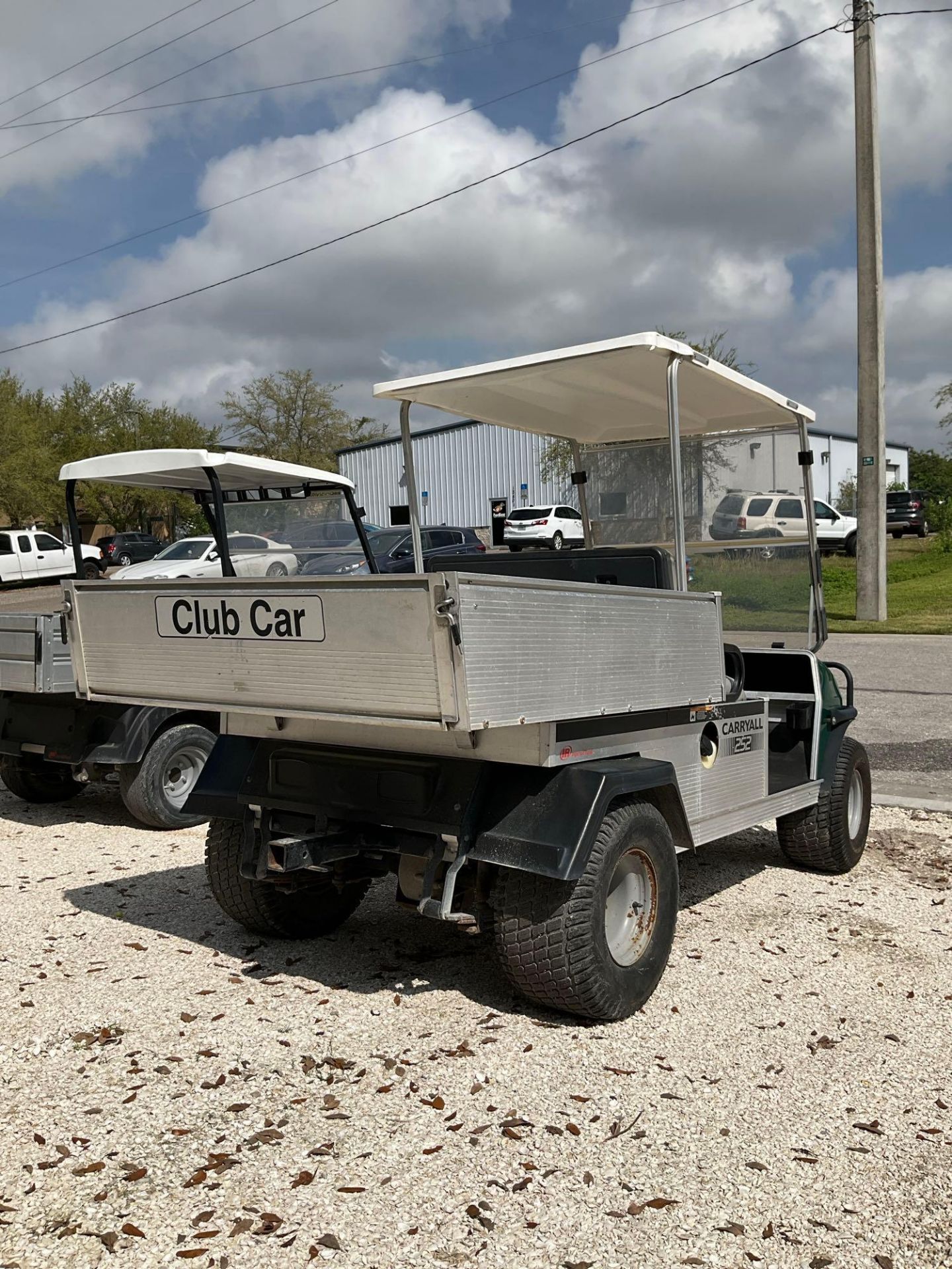 CLUB CAR CARRYALL 252 , GAS POWERED, MANUAL DUMP BED, HITCH , BILL OF SALE ONLY, RUNS & DRIVES - Image 3 of 13