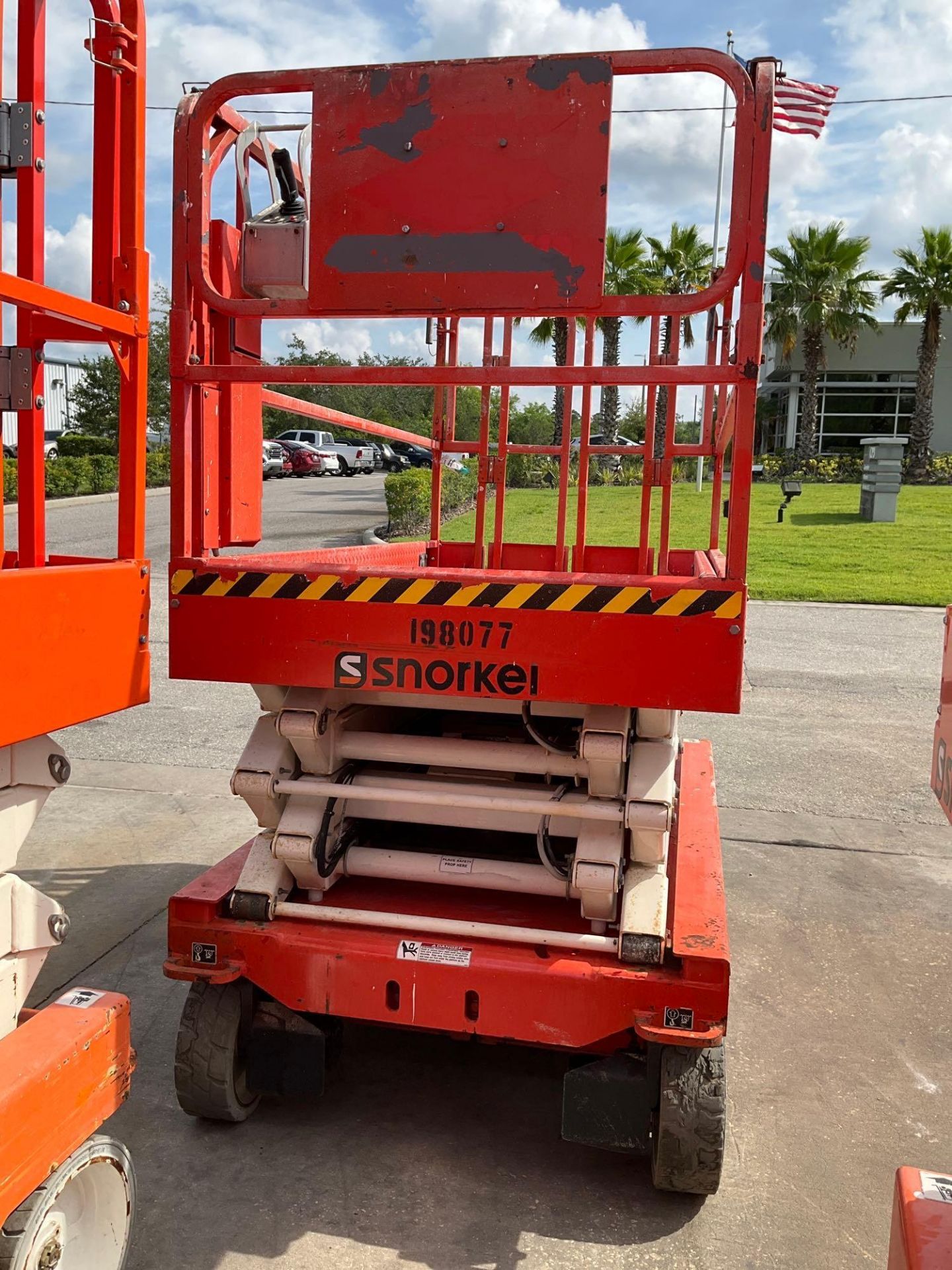 2017 SNORKEL SCISSOR LIFT MODEL S4726E ANSI, ELECTRIC, APPROX MAX PLATFORM HEIGHT 26FT, BUILT IN ... - Image 3 of 12