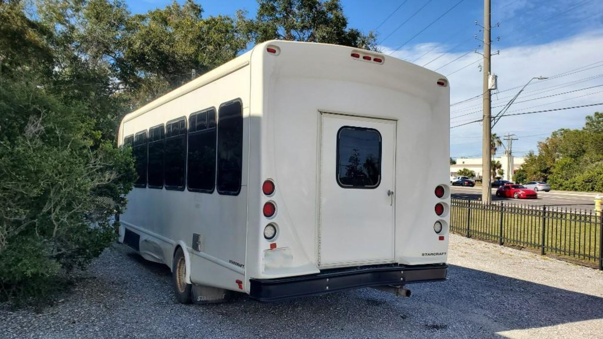 2018 FORD ECONOLINE 450 SHUTTLE BUS, GAS AUTOMATIC, 28 PASSENGER SEATING - Image 2 of 31