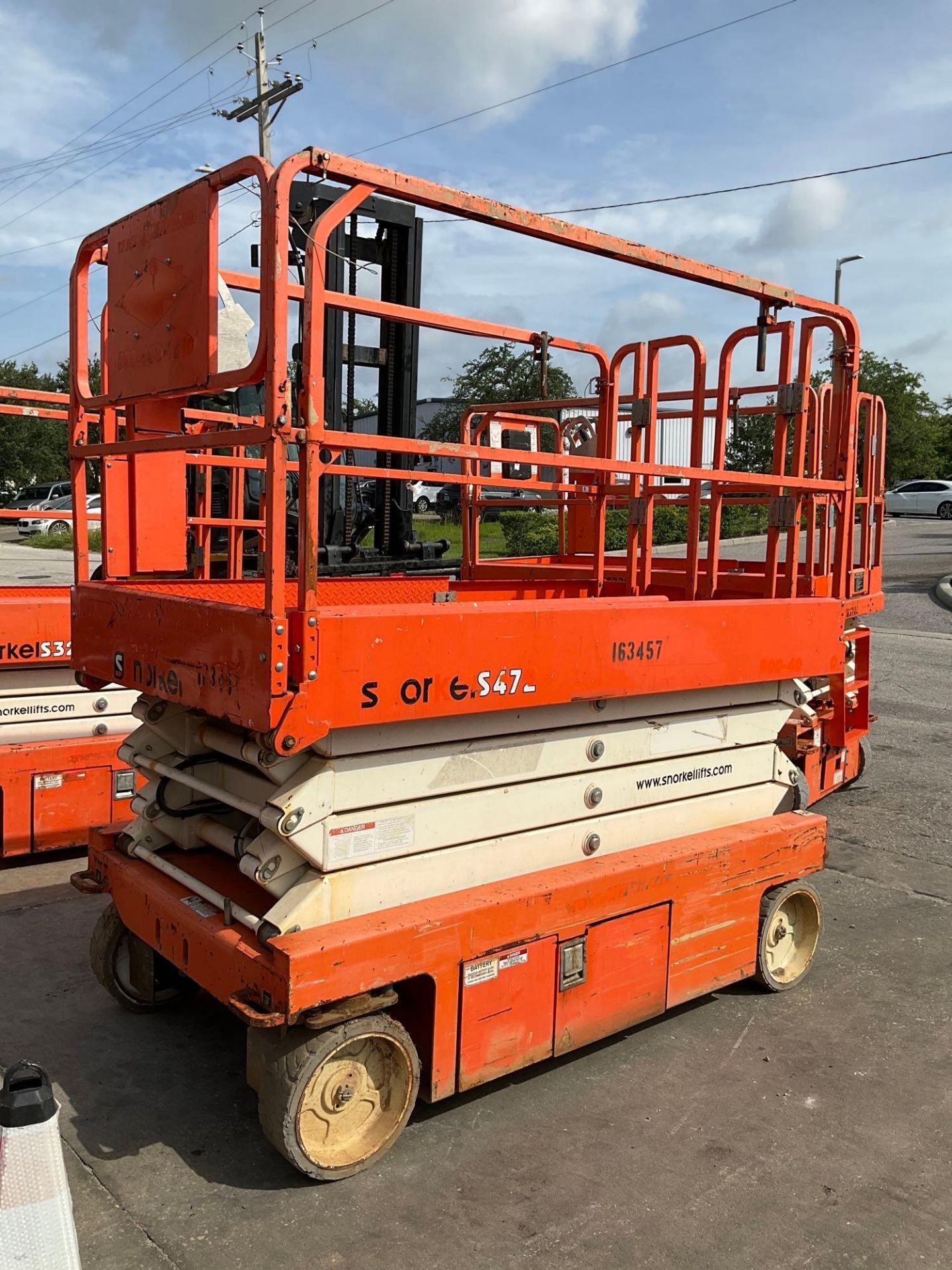 2015 SNORKEL SCISSOR LIFT MODEL S4726E ANSI, ELECTRIC, APPROX MAX PLATFORM HEIGHT 26FT, BUILT IN ... - Image 3 of 8