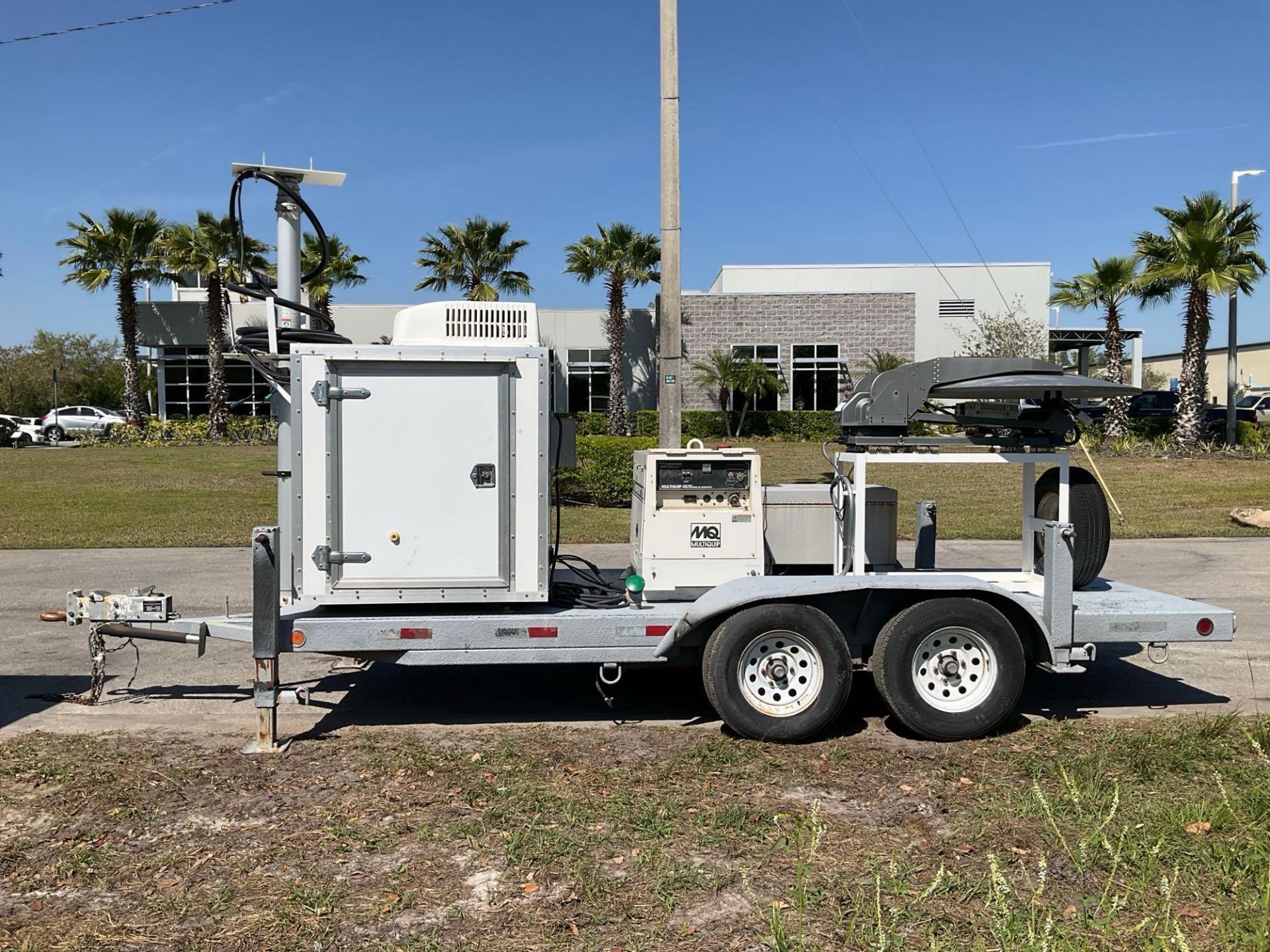 MOBILE SATELLITE TRL WITH MULTIQUIP 7000 DIESEL GENERATOR, ROOF TOP A/C, PNEUMATIC MAST,  AVL SAT... - Image 2 of 33