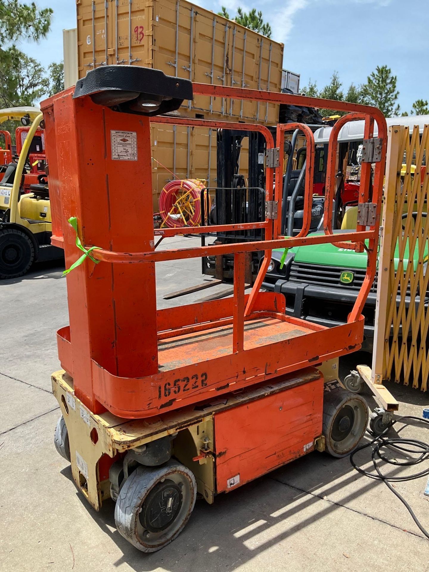 2016 JLG MAN LIFT MODEL 1230ES, ELECTRIC, APPROX MAX PLATFORM HEIGHT 12FT, NON MARKING TIRES, BUILT - Image 5 of 11