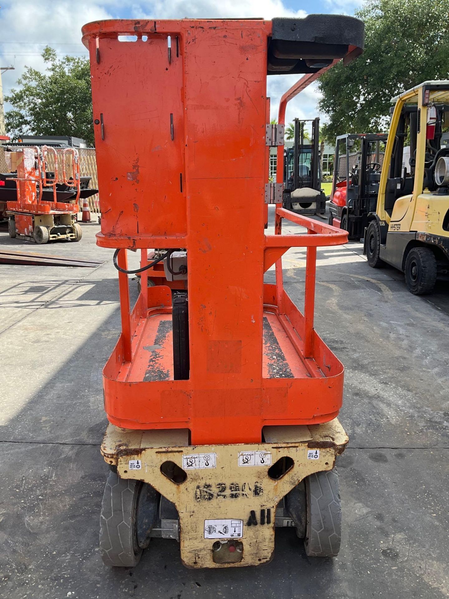 2015 JLG MANLIFT MODEL 1230ES, ELECTRIC, APPROX MAX PLATFORM HEIGHT 12FT, NON MARKING TIRES, BUIL... - Image 4 of 12