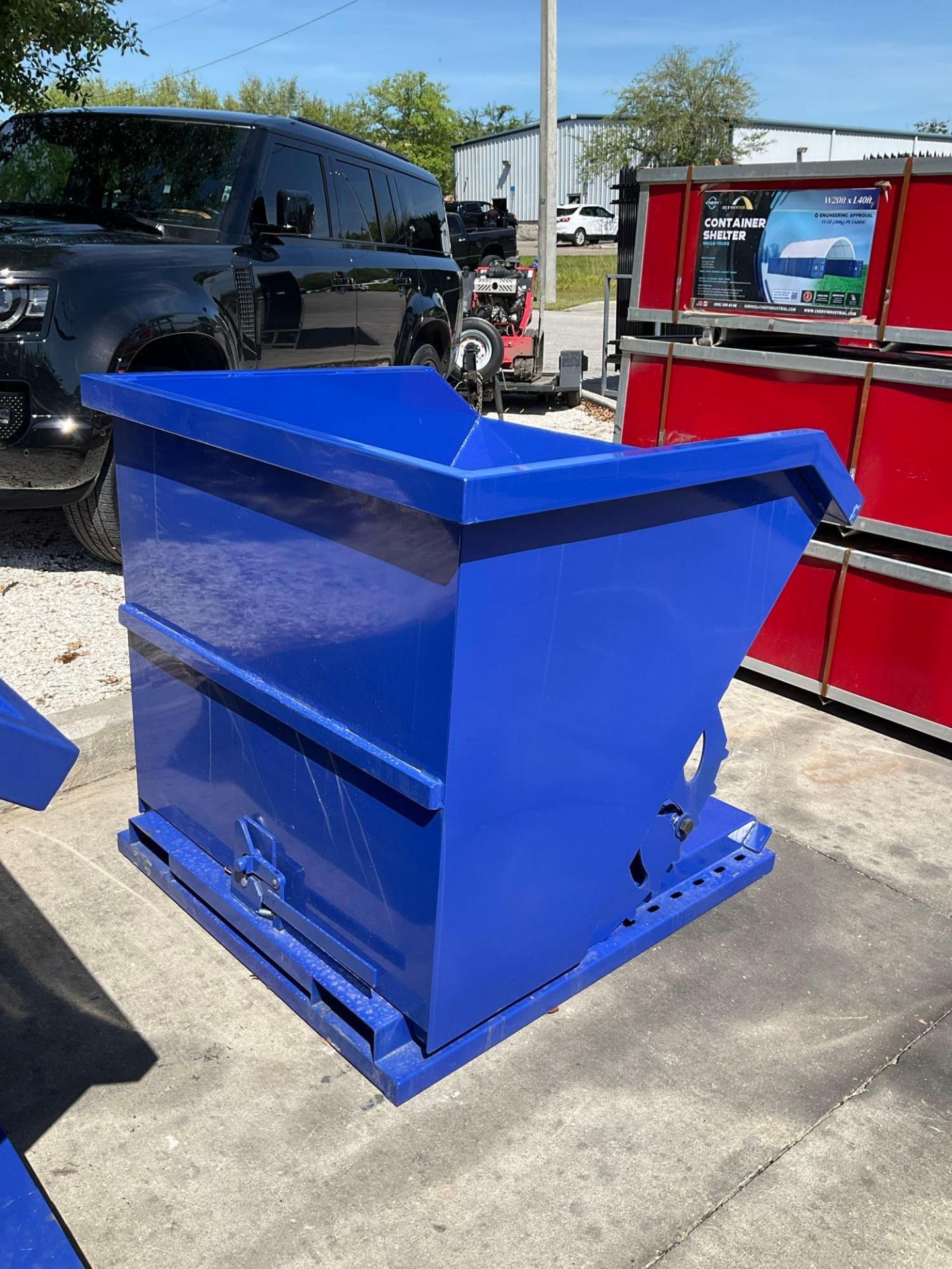 ( 1 ) UNUSED 1CU YARD SELF DUMPING HOPPER WITH FORK POCKETS - Image 3 of 4