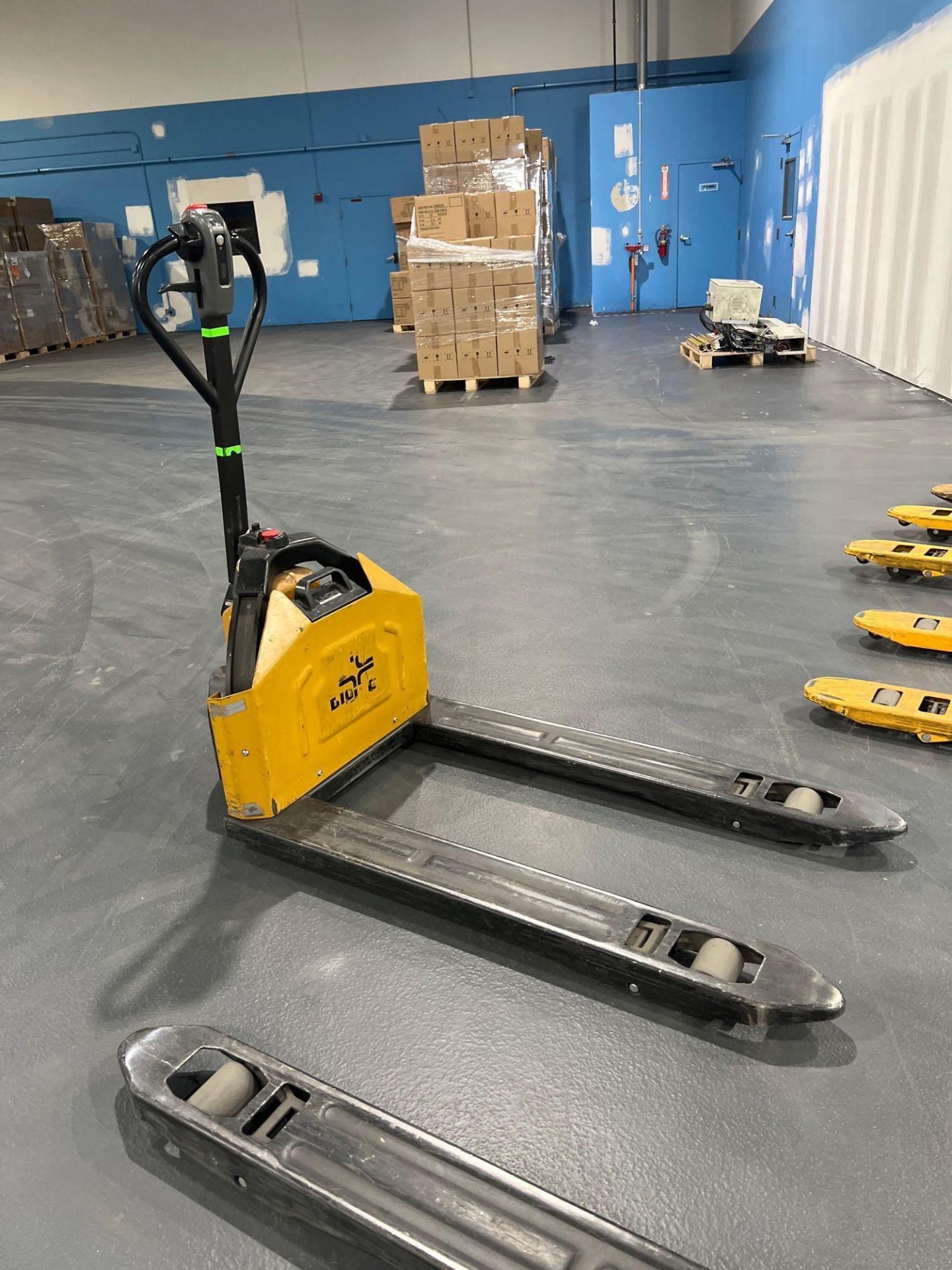 BIG JOE ELECTRIC PALLET JACK WITH EXTRA BATTERY & BATTERY CHARGER, RUNS & OPERATES - Image 2 of 10