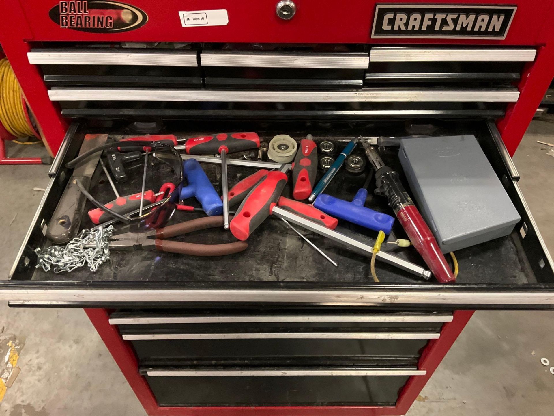 CRAFTSMAN INDUSTRIAL PARTS CABINET / TOOL BOX ON WHEELS WITH CONTENTS , APPROX 30€ W x 18€ L x ... - Image 6 of 11