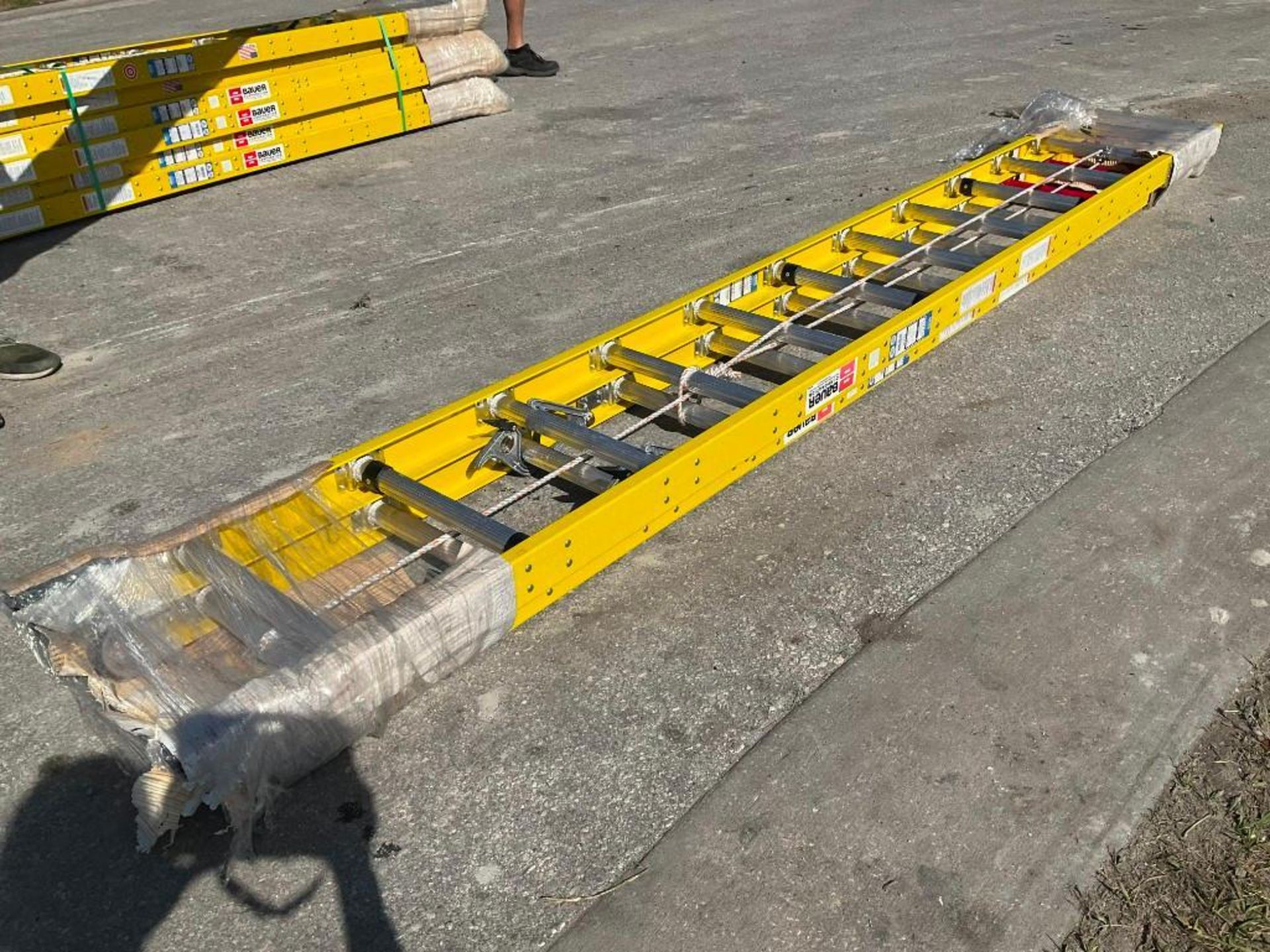 ( 1 ) BAUER EXTRA HEAVY DUTY LADDERS TYPE IAA , APPROX LADDERS SIZE 24FT ( PLEASE NOTE STOCK PHOTOS - Image 2 of 4