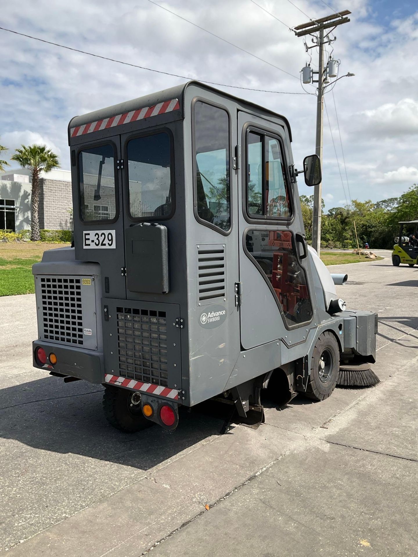 NILFISK ADVANCE SW8000 RIDE ON FLOOR SWEEPER, DIESEL - Image 3 of 13