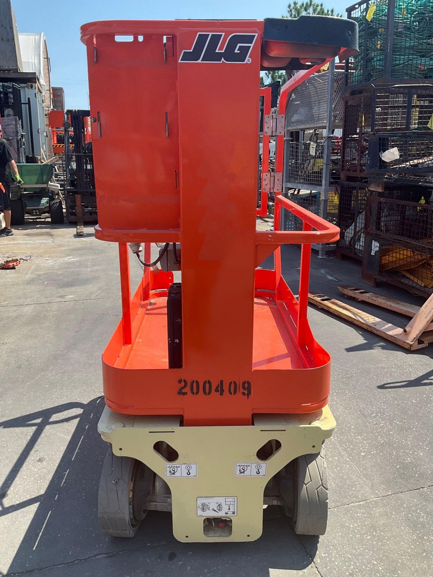 2017 JLG MAN LIFT MODEL 1230ES, ELECTRIC, APPROX MAX PLATFORM HEIGHT 12FT, NON MARKING TIRES, BUILT - Image 6 of 15