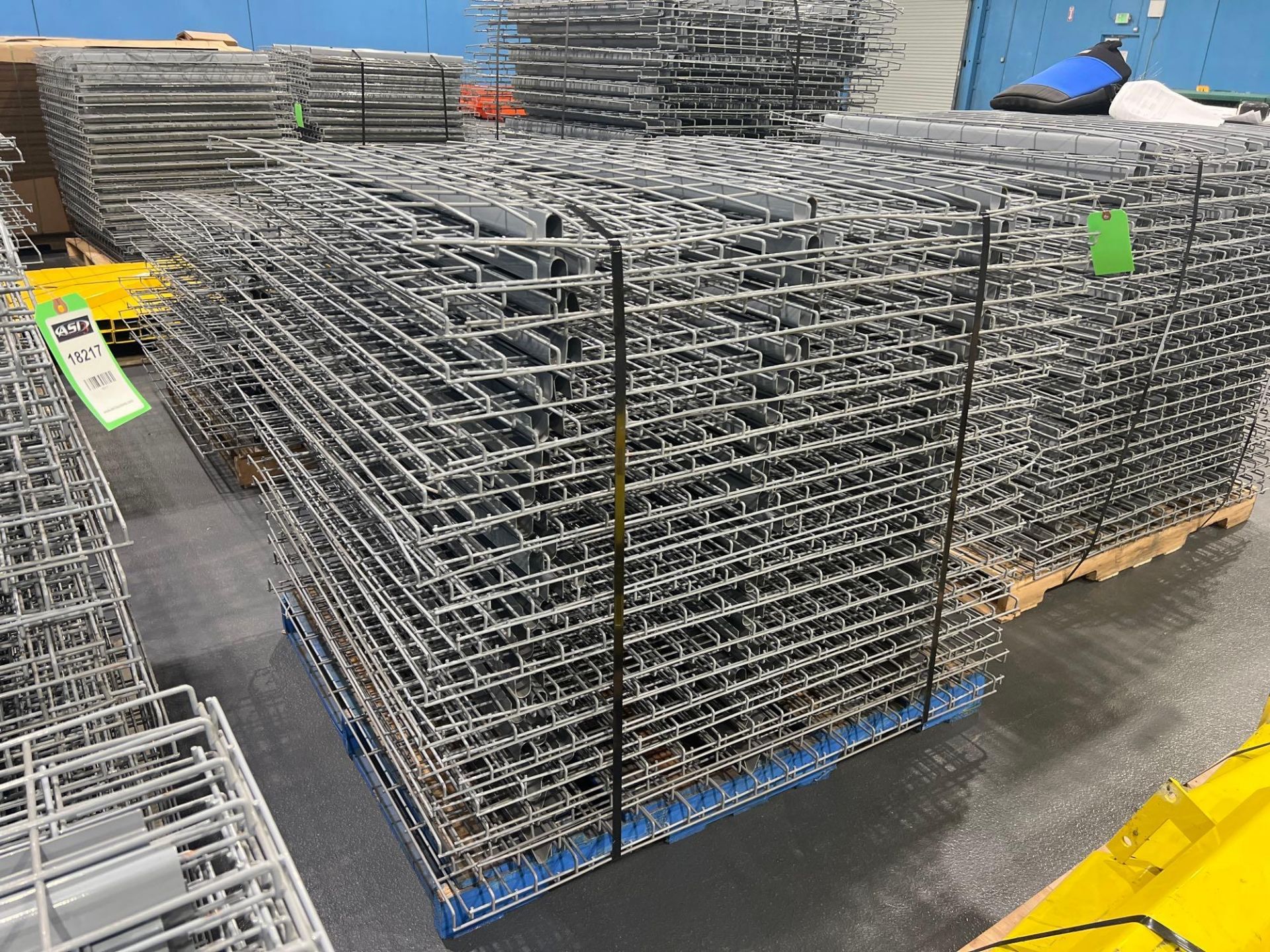 PALLET OF APPROX. 39 WIRE GRATES FOR PALLET RACKING, APPROX. DIMENSIONS 43" X 45" - Image 4 of 5
