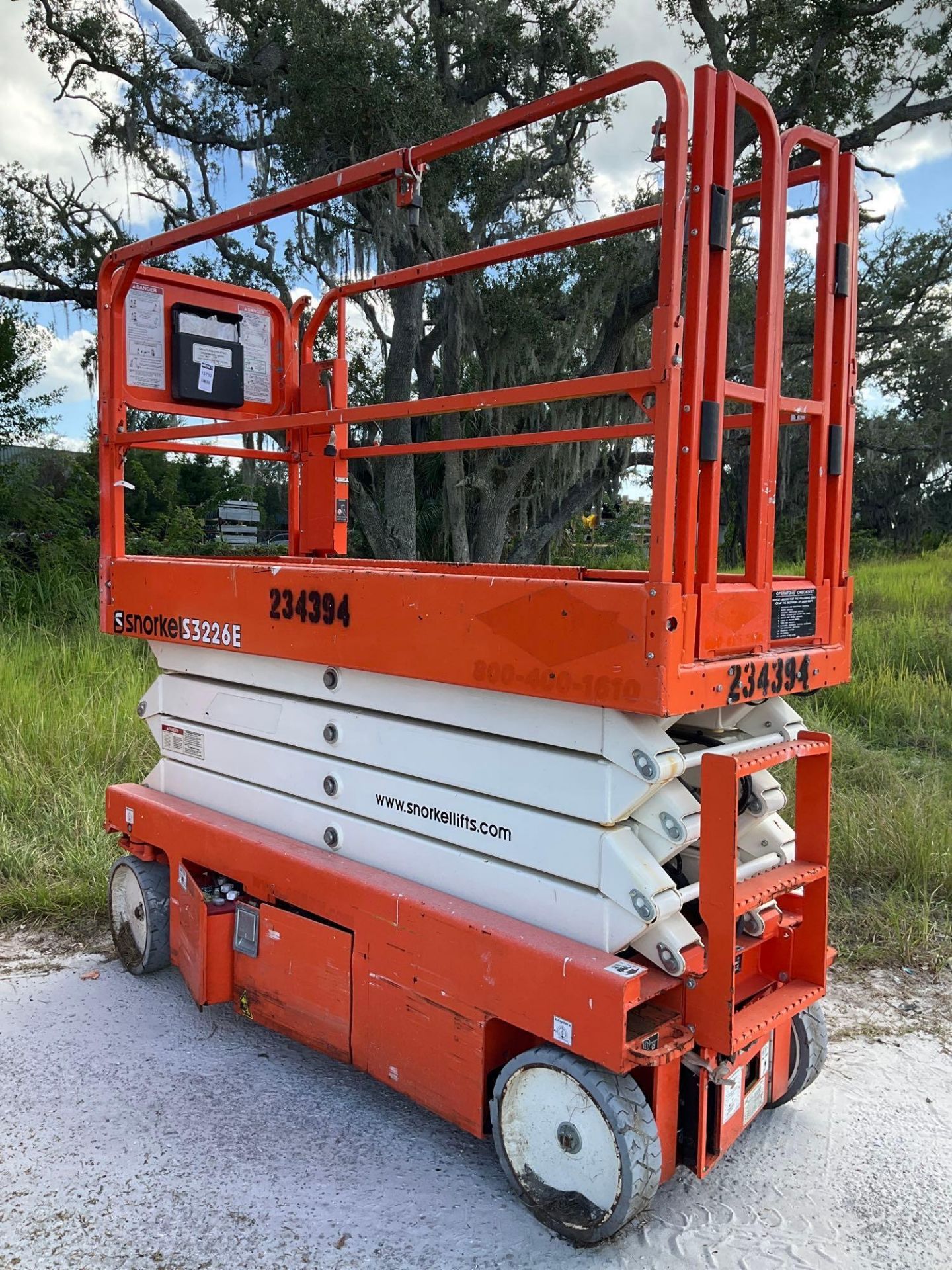 2019  SNORKEL SCISSOR LIFT MODEL S3226E ANSI , ELECTRIC, APPROX MAX PLATFORM HEIGHT 26FT, NON MAR... - Image 6 of 9