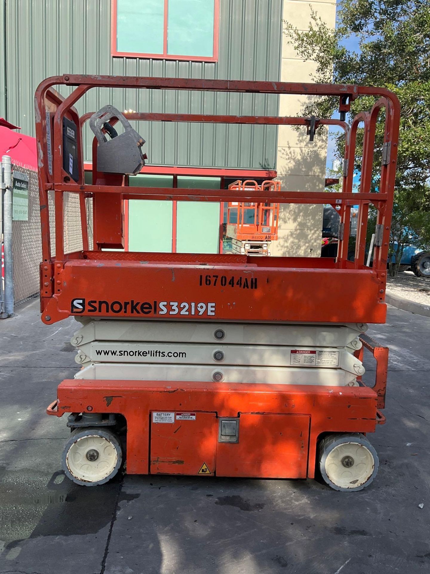 2016 SNORKEL SCISSOR LIFT MODEL S3219E ANSI , ELECTRIC, APPROX MAX PLATFORM HEIGHT 19FT, NON MARK... - Image 5 of 11