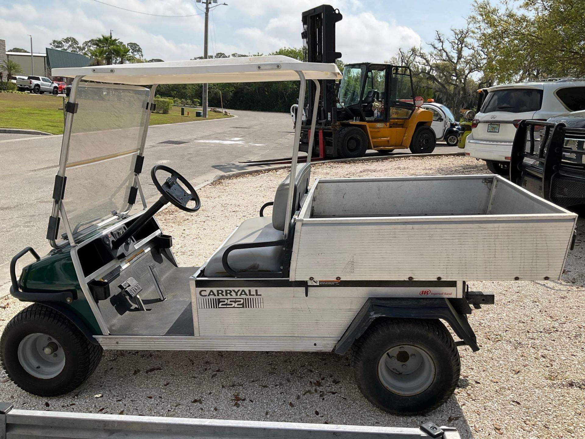 CLUB CAR CARRYALL 252 , GAS POWERED, MANUAL DUMP BED, HITCH , BILL OF SALE ONLY, RUNS & DRIVES - Image 6 of 13