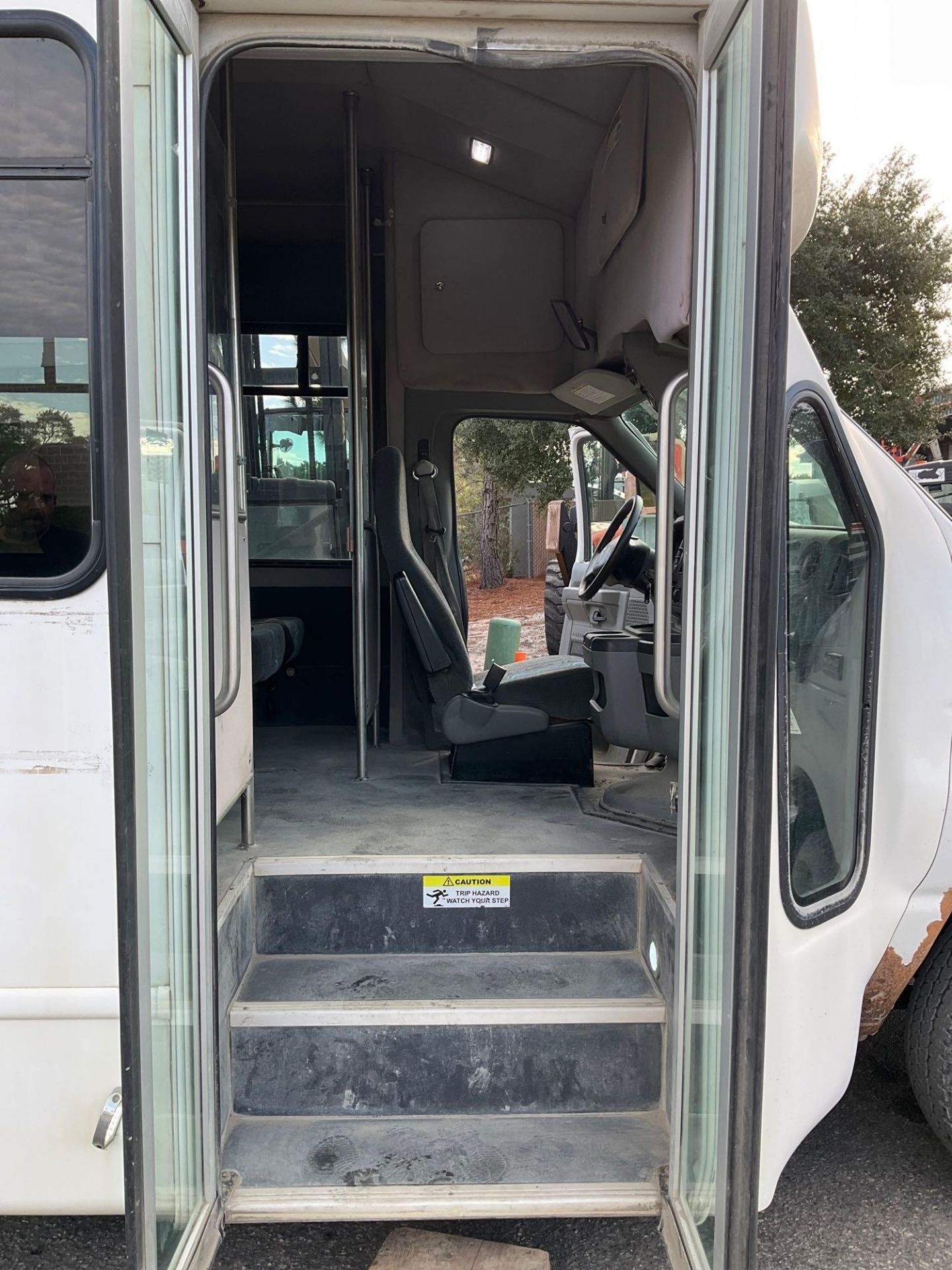 2018 FORD ECONOLINE 450 SHUTTLE BUS, GAS AUTOMATIC, 28 PASSENGER SEATING - Image 23 of 31