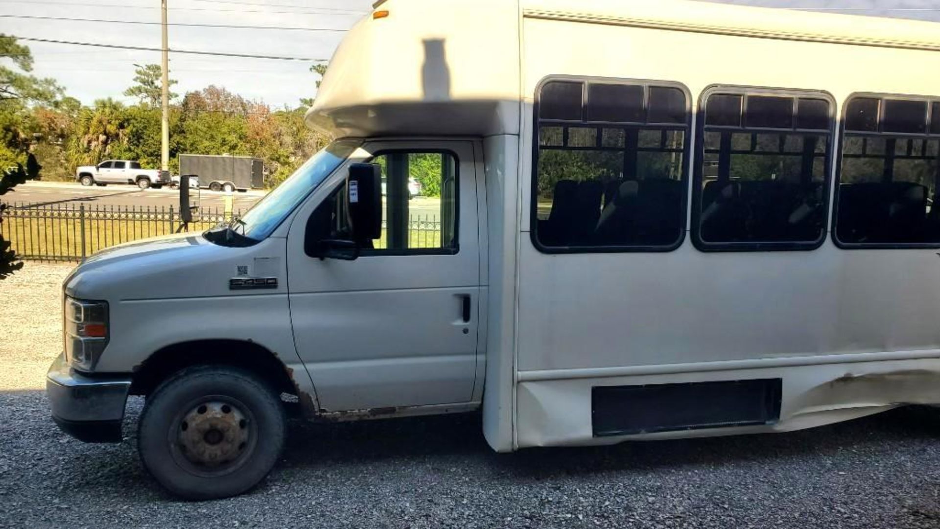 2018 FORD ECONOLINE 450 SHUTTLE BUS, GAS AUTOMATIC, 28 PASSENGER SEATING - Image 8 of 31