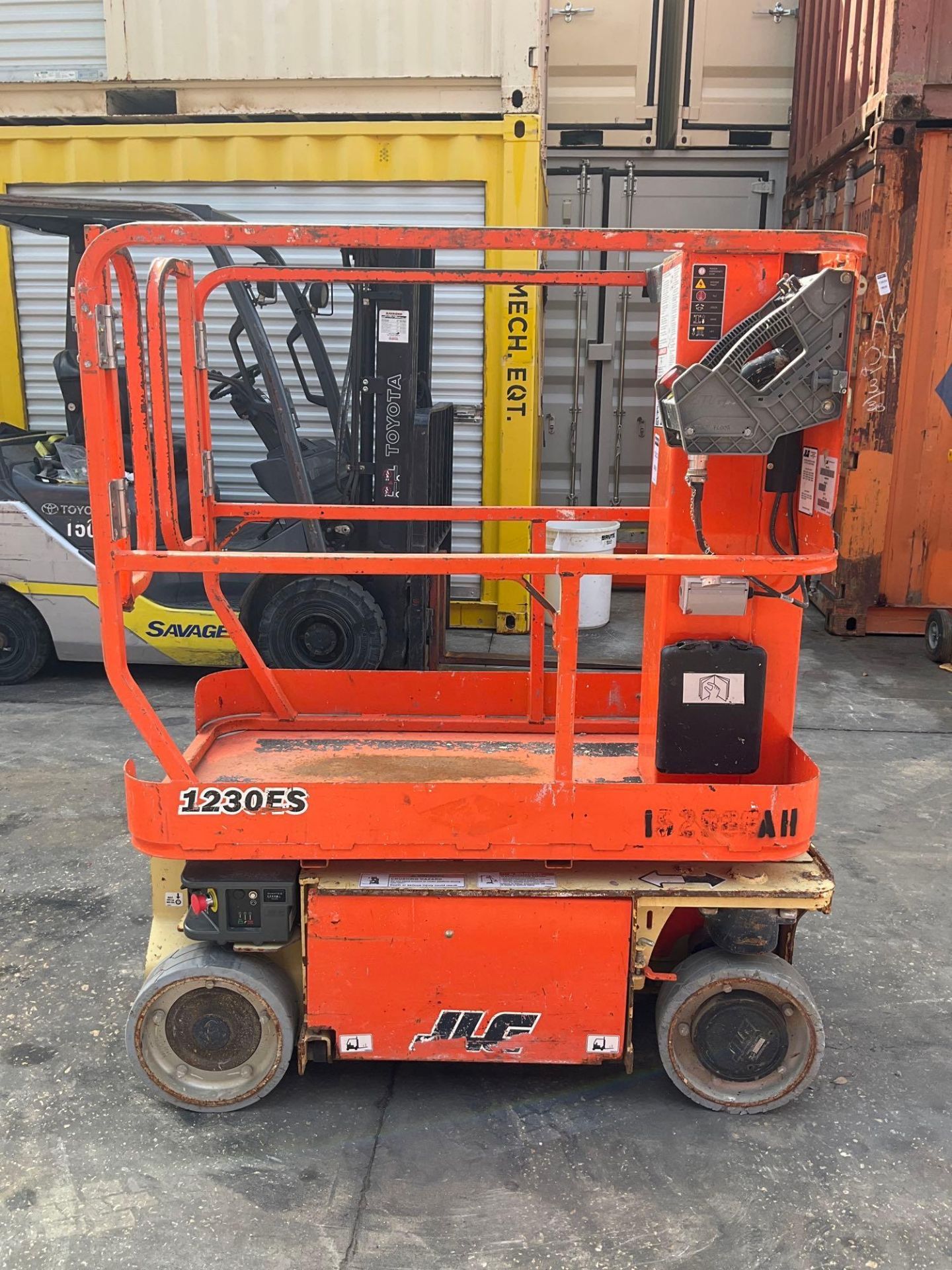 2015 JLG MANLIFT MODEL 1230ES, ELECTRIC, APPROX MAX PLATFORM HEIGHT 12FT, NON MARKING TIRES, BUIL... - Image 2 of 12