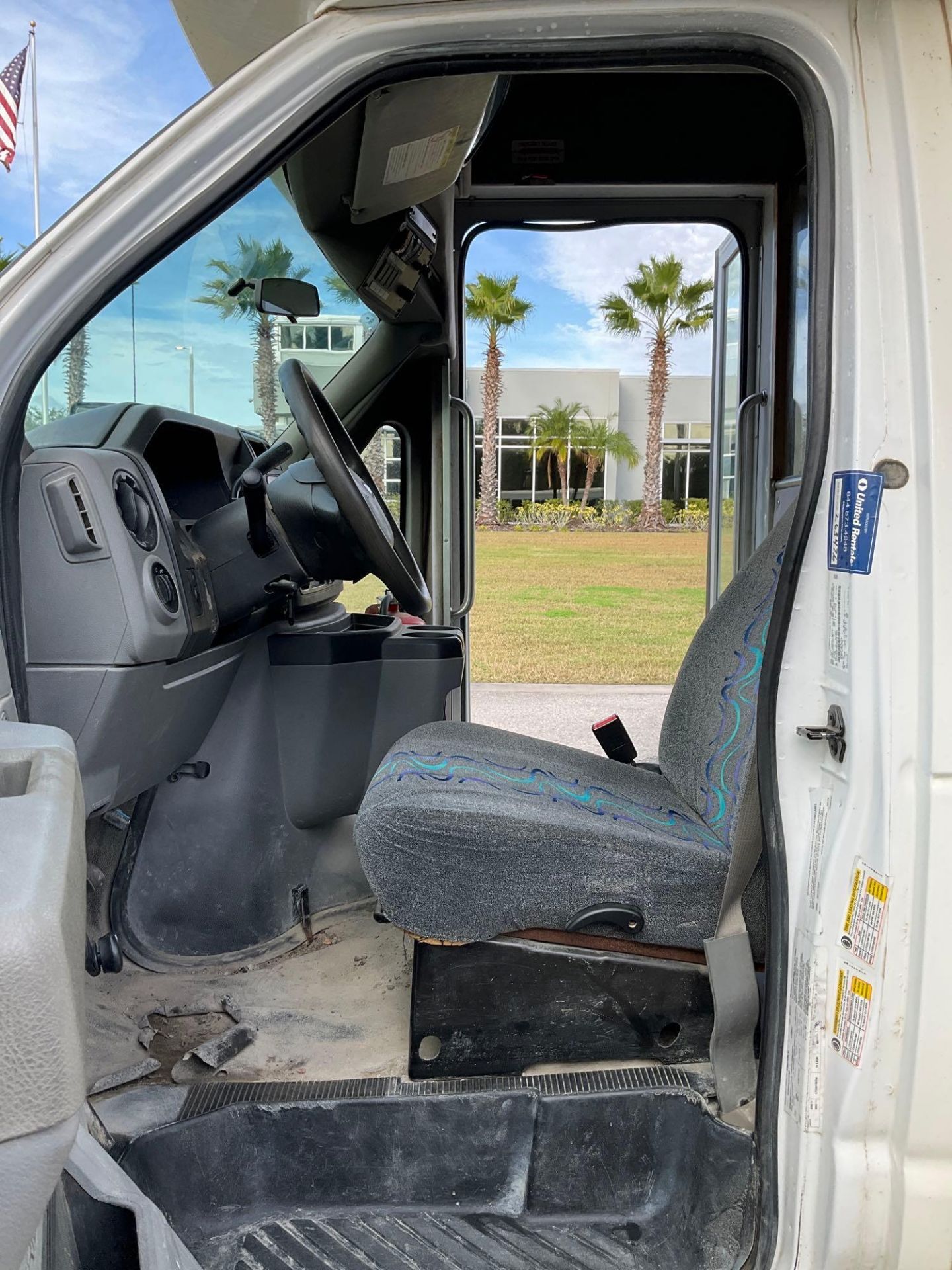 2018 FORD ECONOLINE 450 SHUTTLE BUS, GAS AUTOMATIC, 28 PASSENGER SEATING - Image 9 of 31