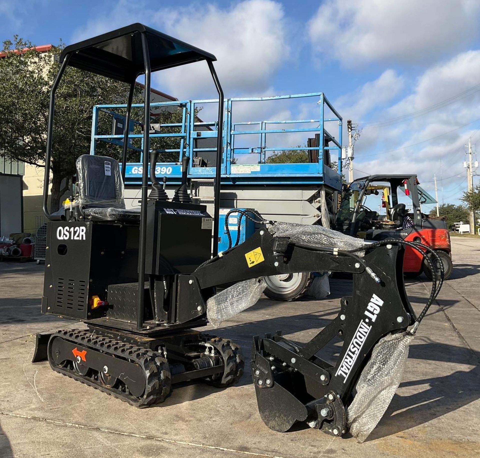 UNUSED 2023 AGROTK MINI CRAWLER EXCAVATOR MODEL QS12R, GAS POWERED, RUBBER TRACKS, BUCKET WITH TE... - Image 2 of 14