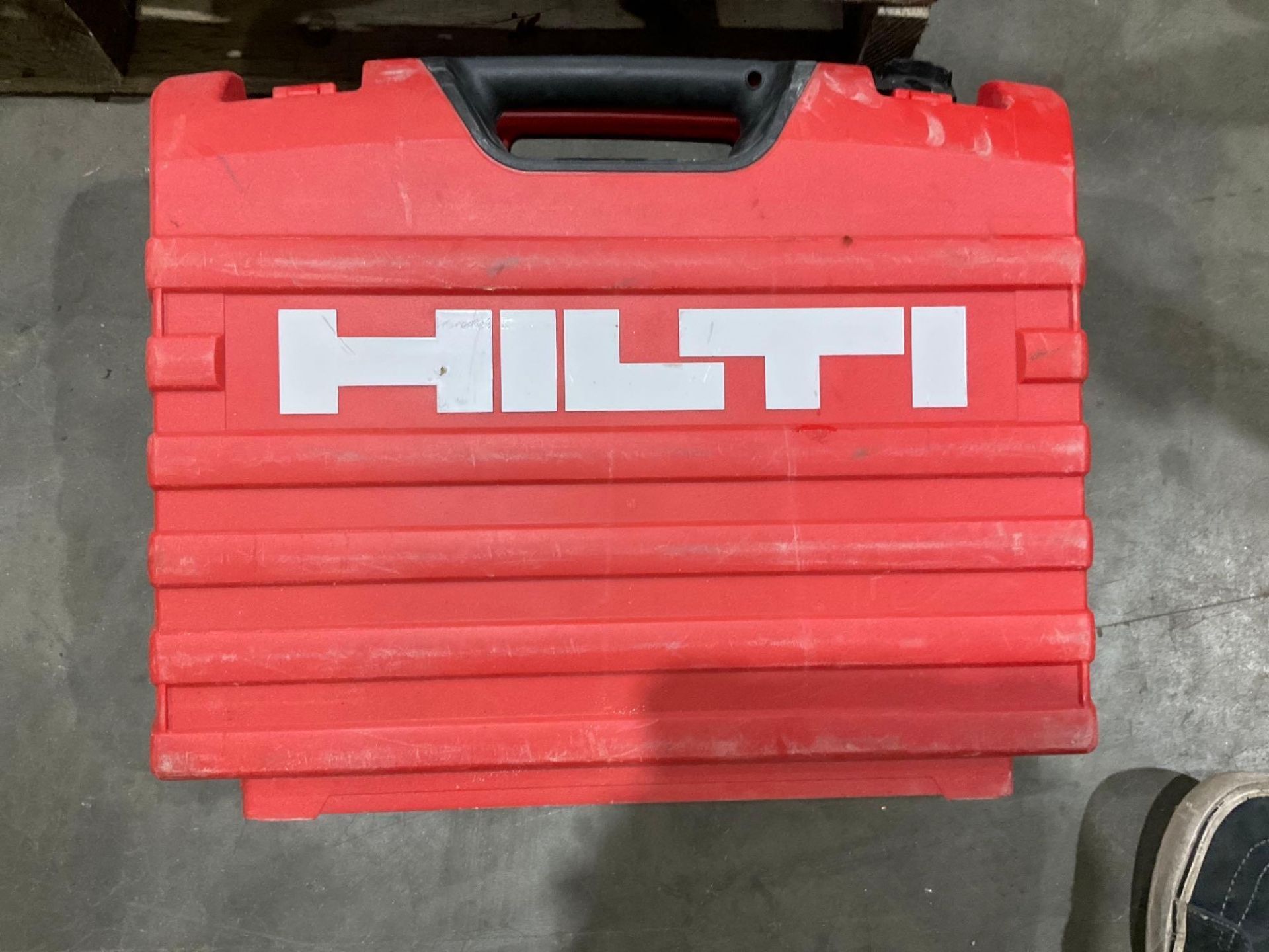 PALLET OF ( 5 ) HILTI HDM 500 MANUAL ADHESIVE DISPENSERS, ( 2 ) HILTI 500-A22 BATTERY POWERED - Image 2 of 7