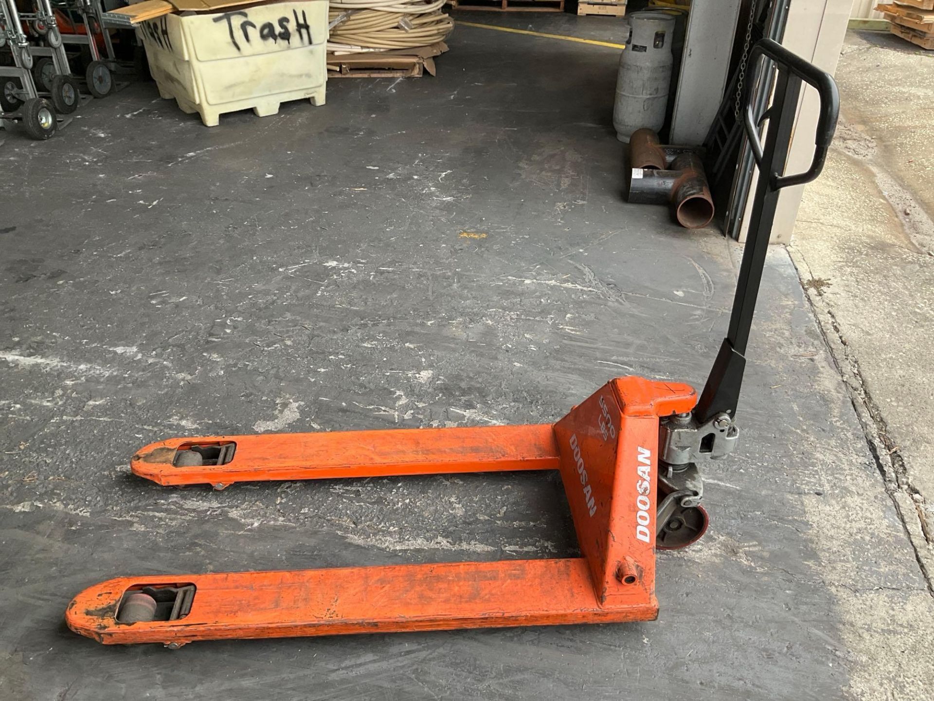 DOOSAN... HYDRAULIC PALLET JACK , APPROX MAX CAPACITY 5500LBS - Image 6 of 9