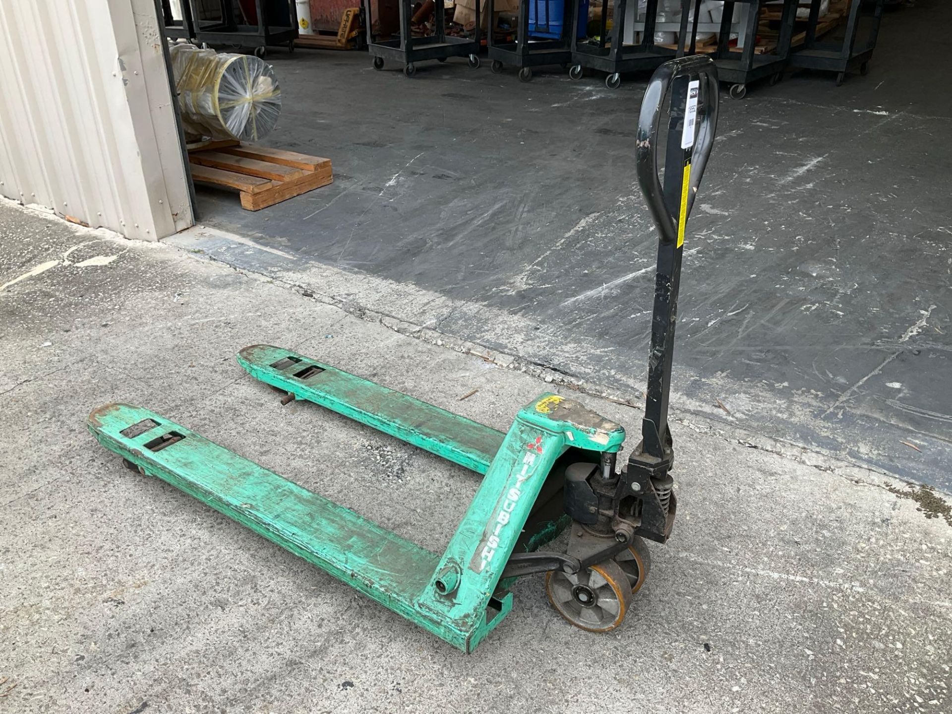 MITSUBISHI HYDRAULIC PALLET JACK, APPROX MAX CAPACITY 5500LBS - Bild 5 aus 9