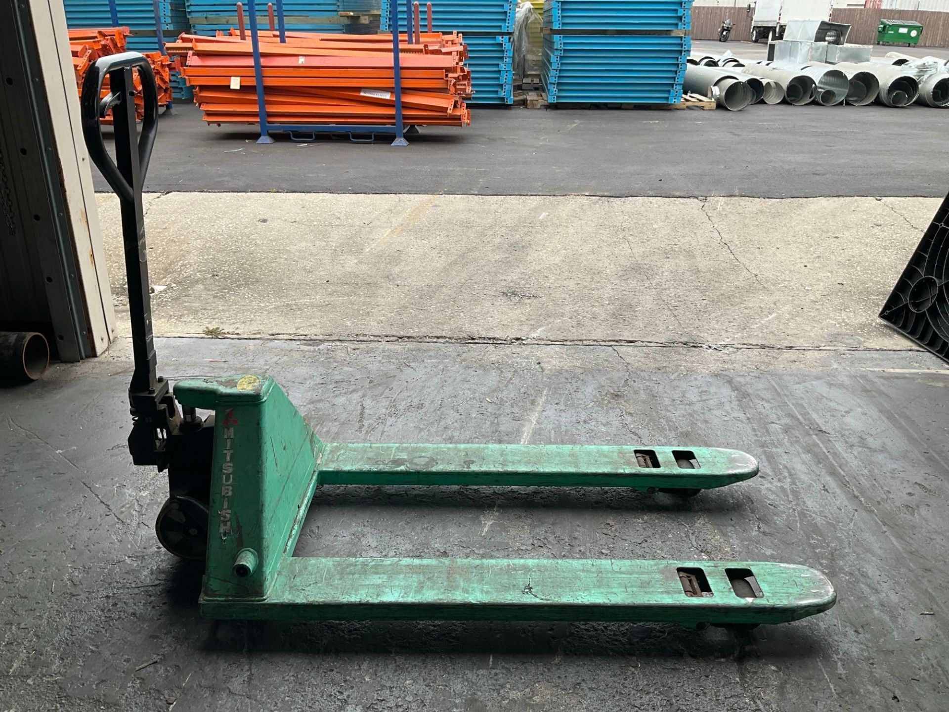 MITSUBISHI HYDRAULIC PALLET JACK, APPROX MAX CAPACITY 5500LBS - Bild 2 aus 8