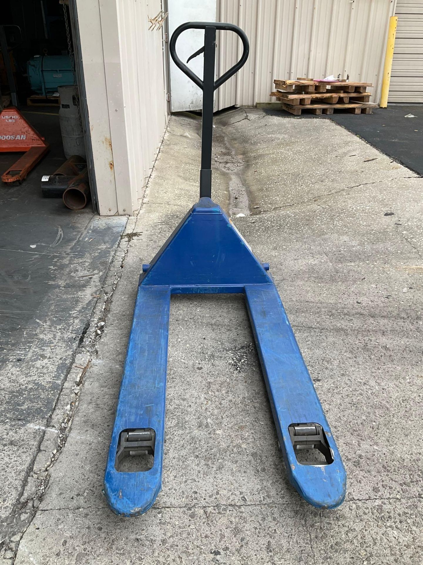 ULINE H7504 HYDRAULIC PALLET JACK, APPROX MAX CAPACITY 5500LBS - Image 8 of 10