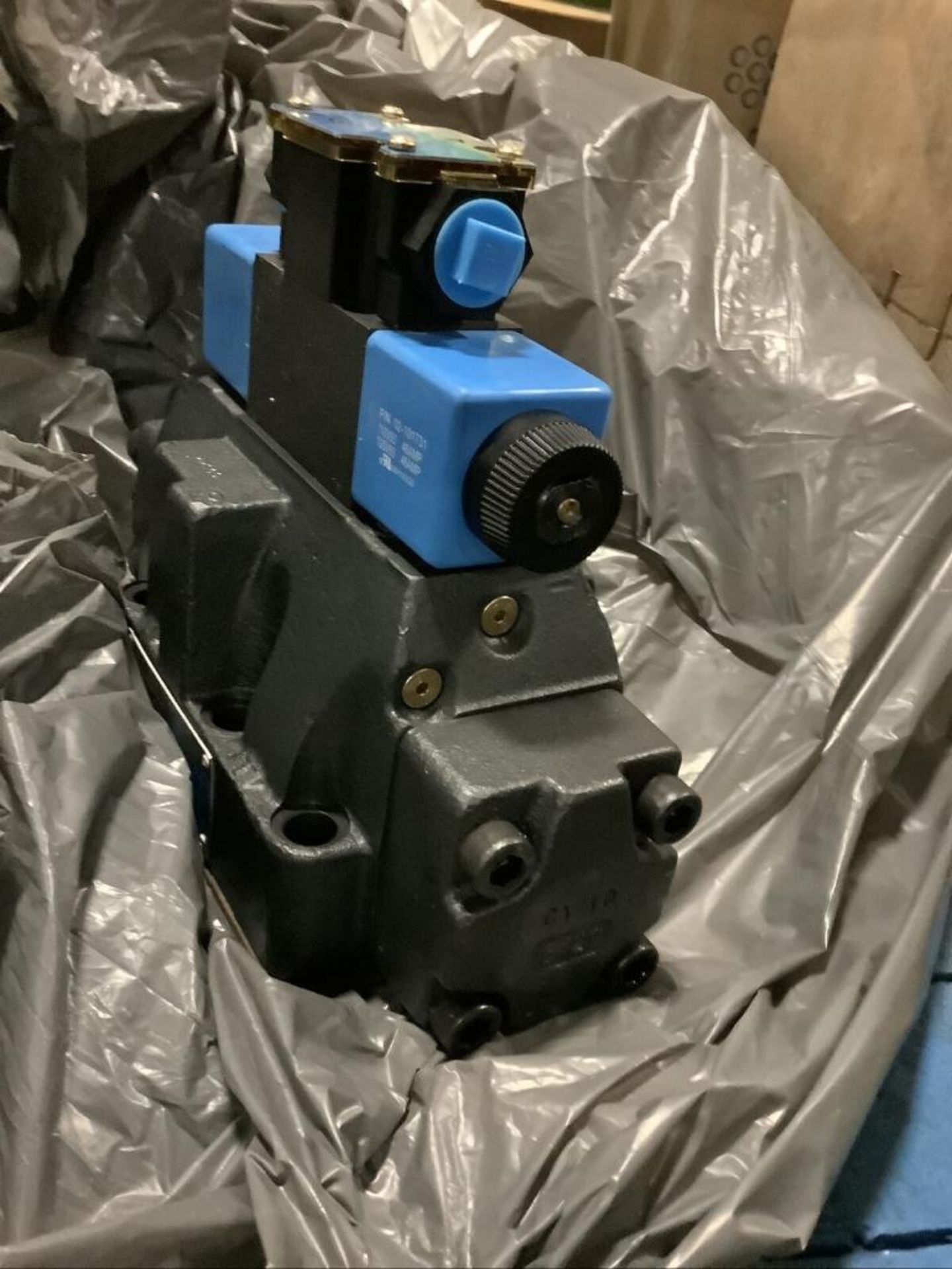 EATON DG5V-8-S-6C-T-M-FTWL-B-10 SOLENOID HYDRAULIC VALVE 5000PSI - Image 3 of 5