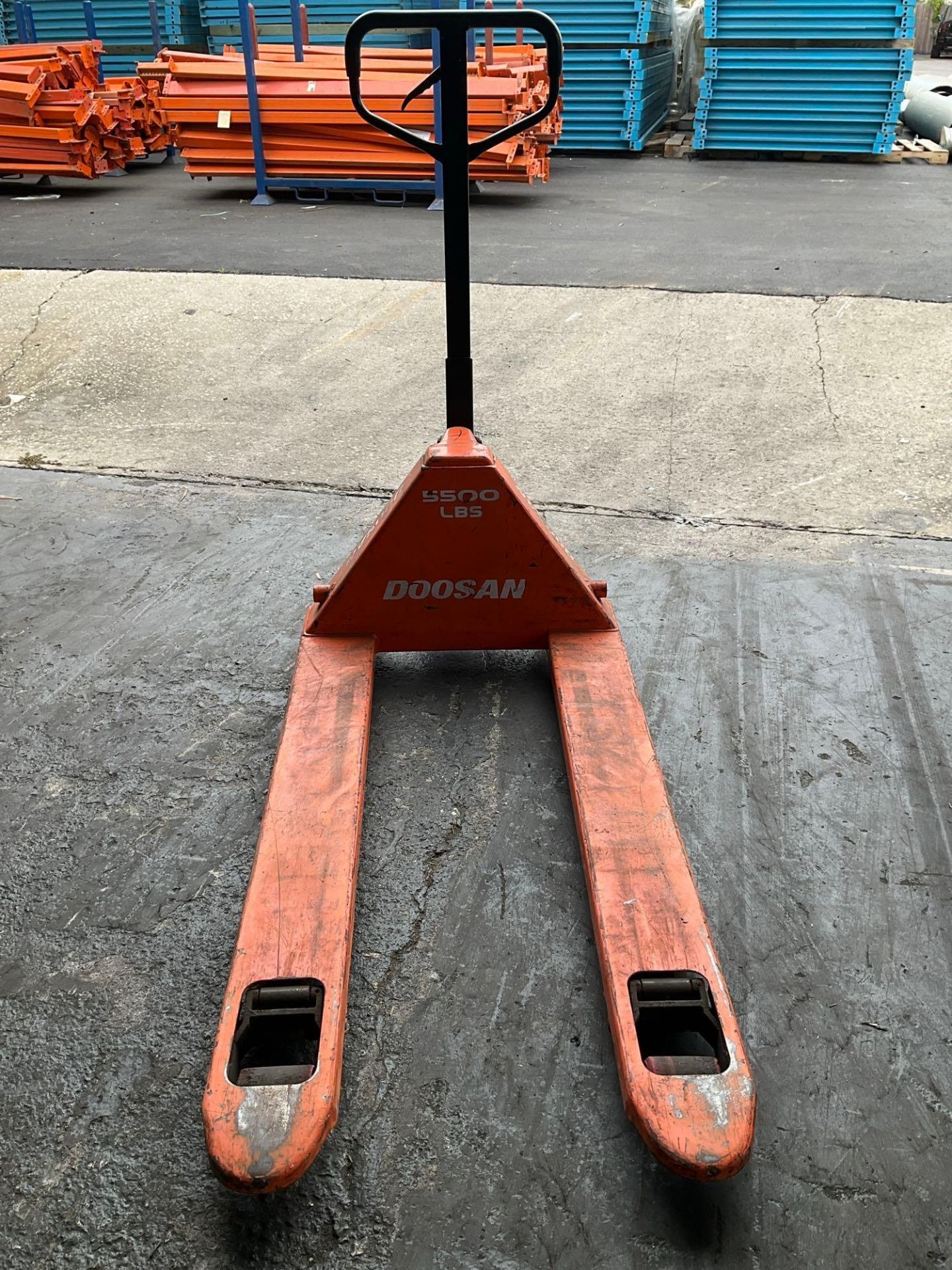 DOOSAN... HYDRAULIC PALLET JACK , APPROX MAX CAPACITY 5500LBS - Image 8 of 9