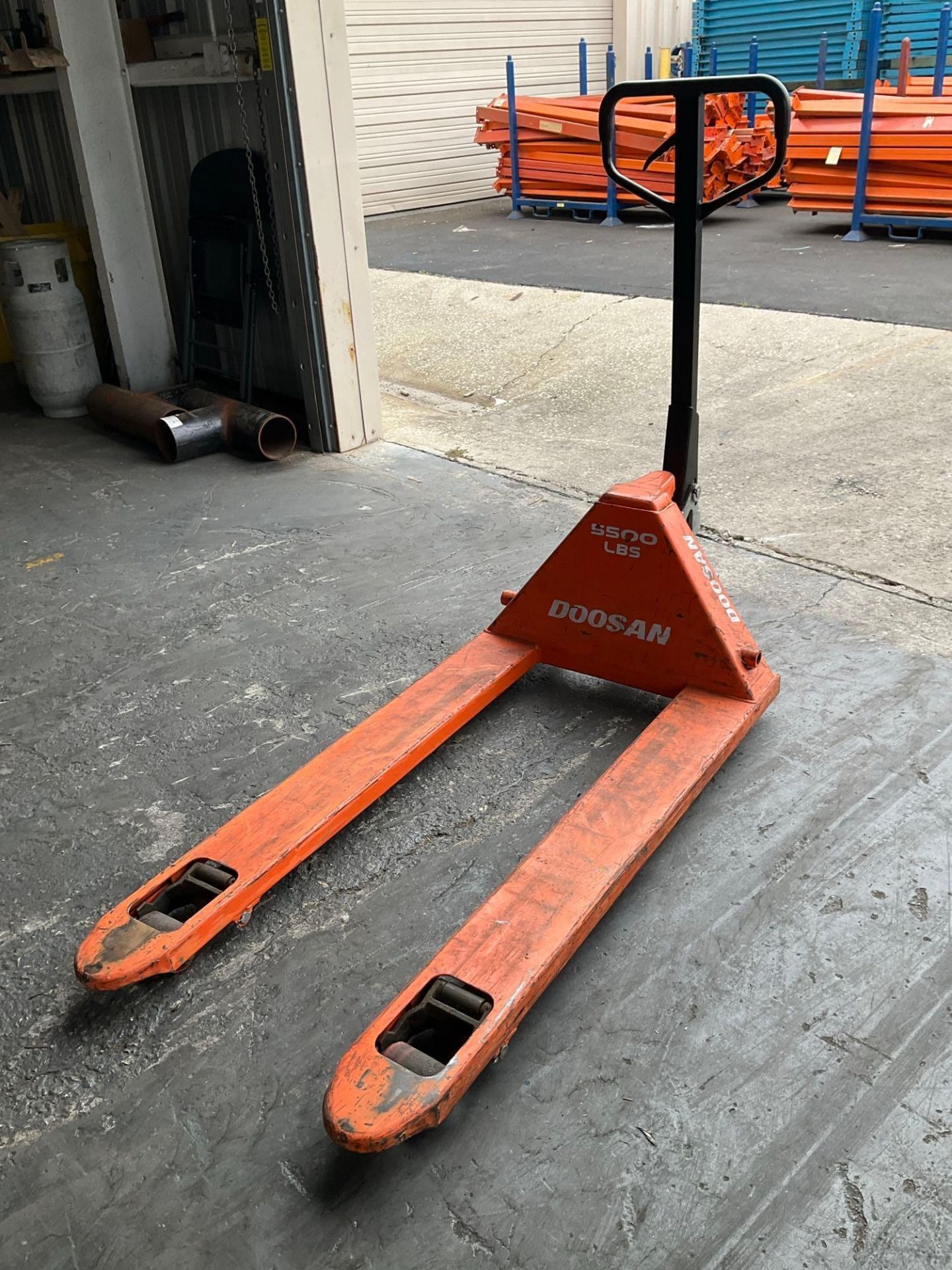 DOOSAN... HYDRAULIC PALLET JACK , APPROX MAX CAPACITY 5500LBS - Image 7 of 9