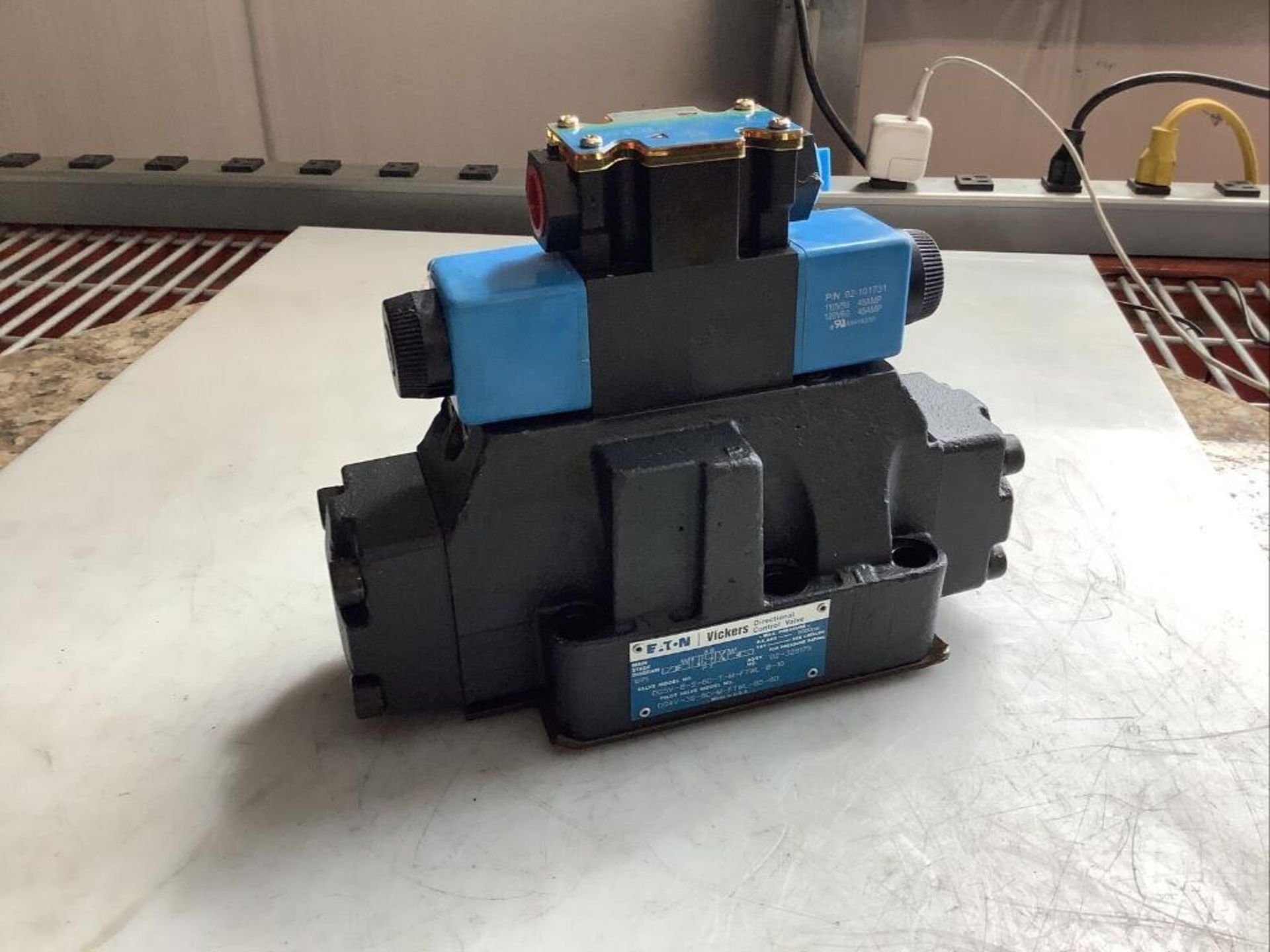 EATON VICKERS DG5V-8-S-6C-T-M-FTWL-B-10 SOLENOID HYDRAULIC VALVE 5000PSI