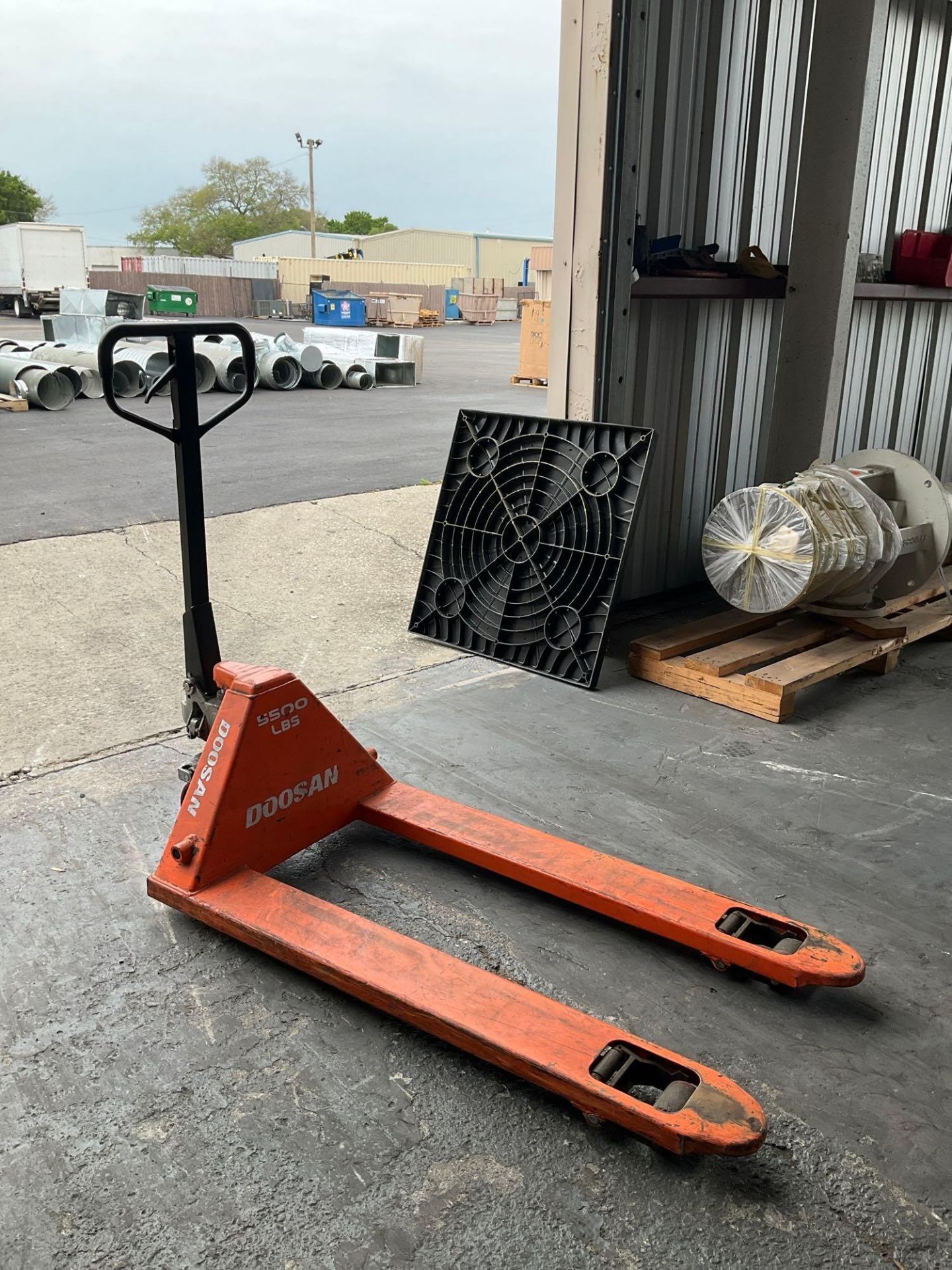 DOOSAN... HYDRAULIC PALLET JACK , APPROX MAX CAPACITY 5500LBS