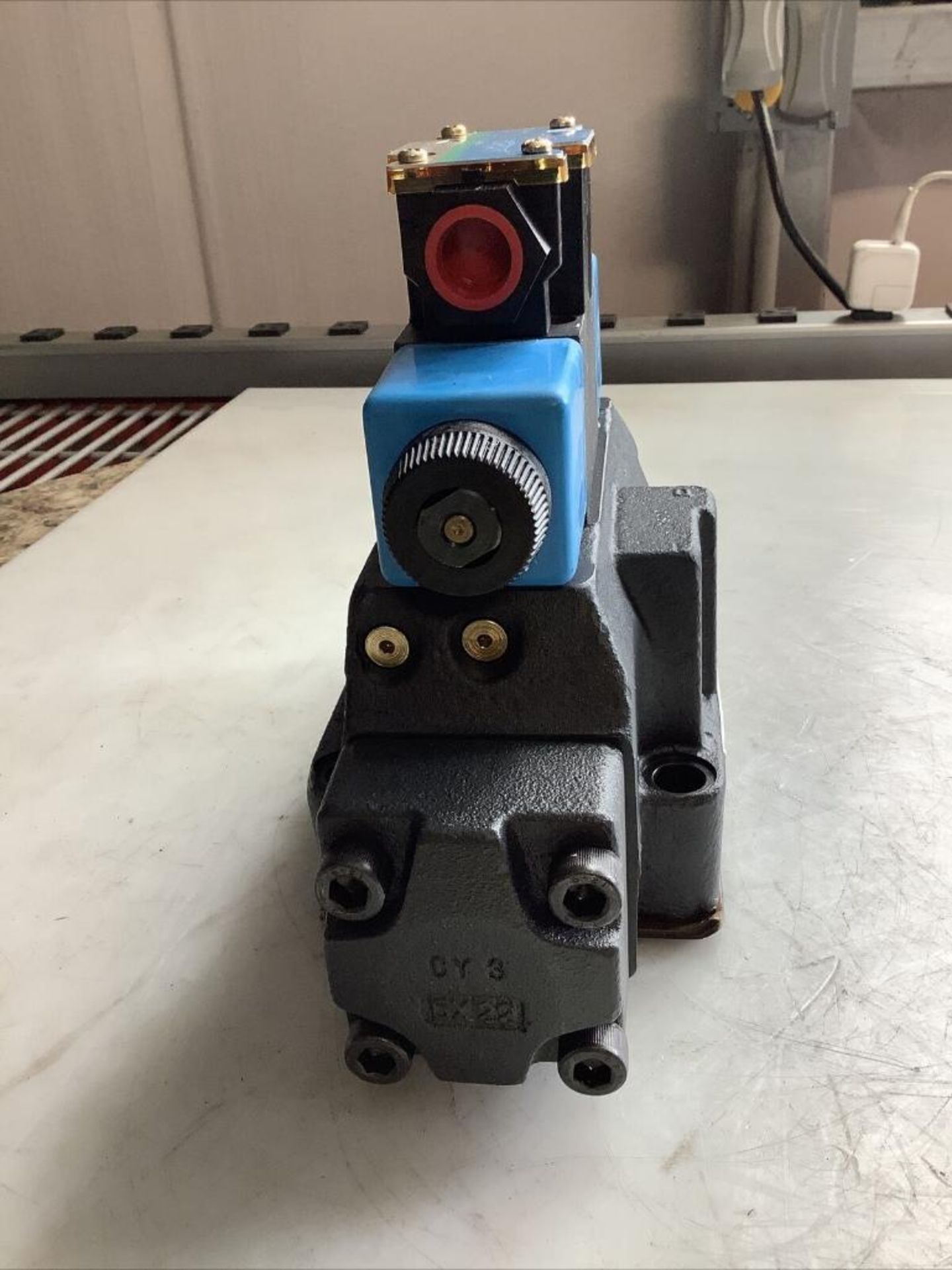 EATON VICKERS DG5V-8-S-6C-T-M-FTWL-B-10 SOLENOID HYDRAULIC VALVE 5000PSI - Image 2 of 5