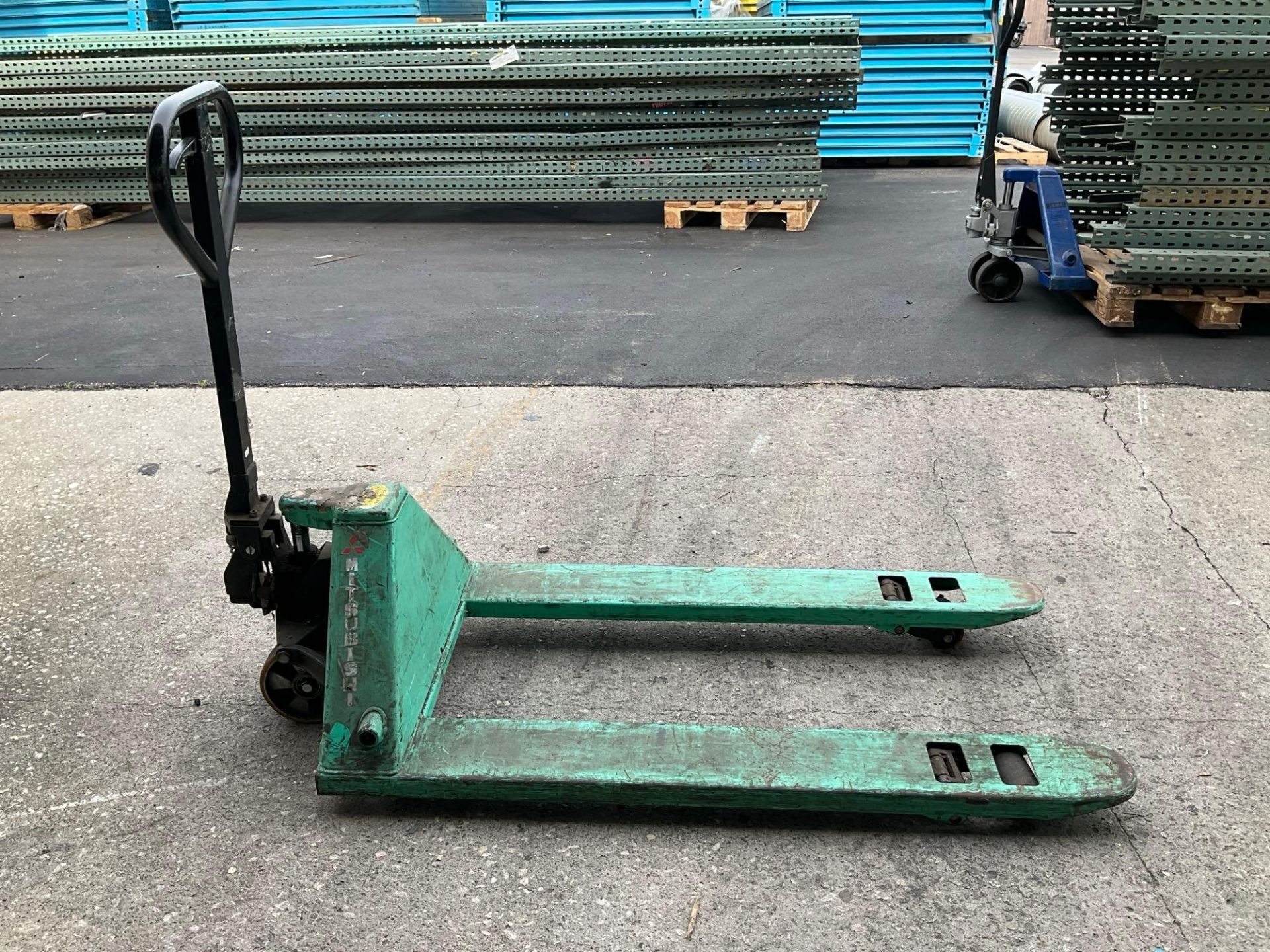 MITSUBISHI HYDRAULIC PALLET JACK, APPROX MAX CAPACITY 5500LBS - Bild 2 aus 9