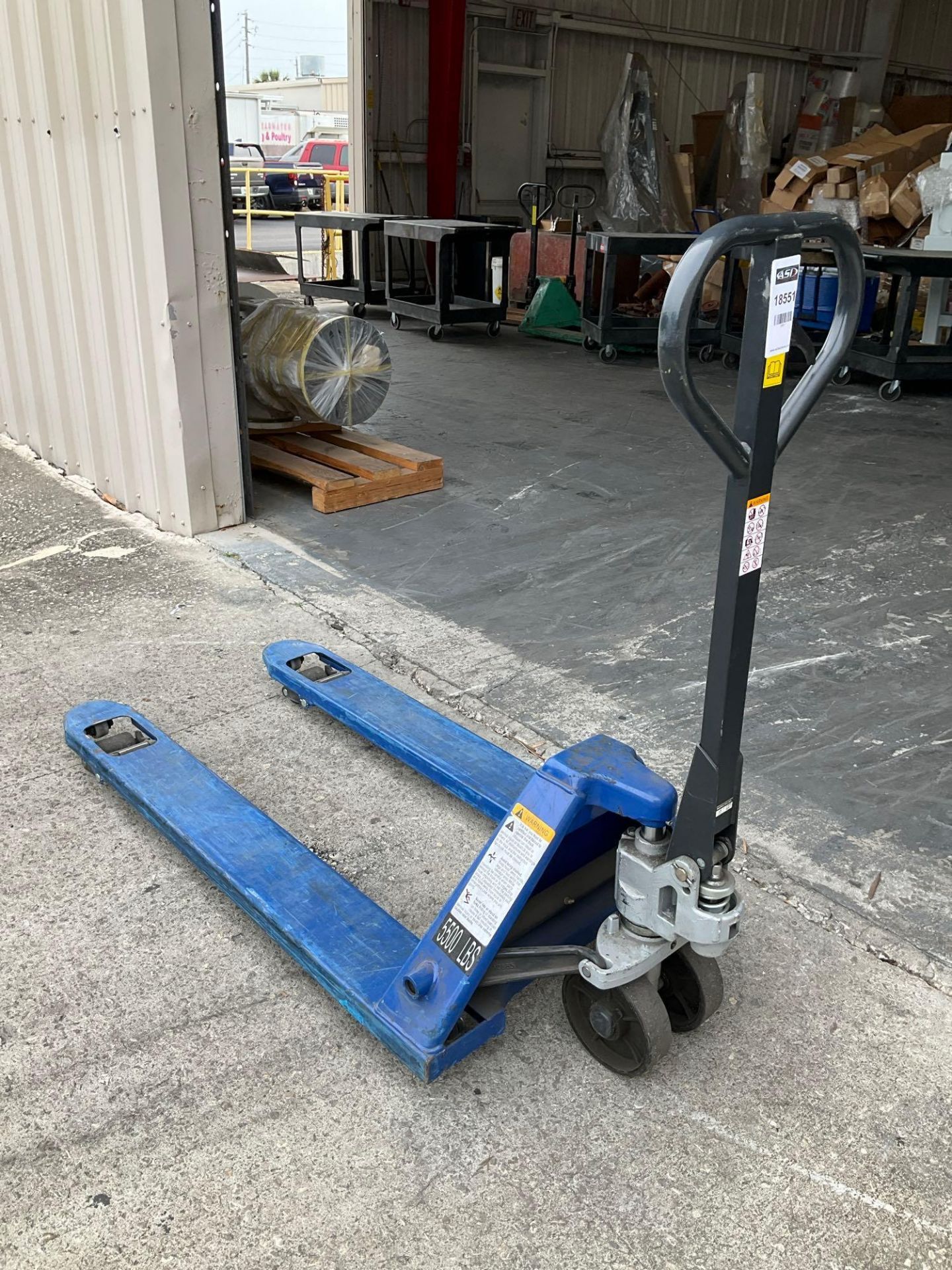 ULINE H7504 HYDRAULIC PALLET JACK, APPROX MAX CAPACITY 5500LBS - Image 5 of 10