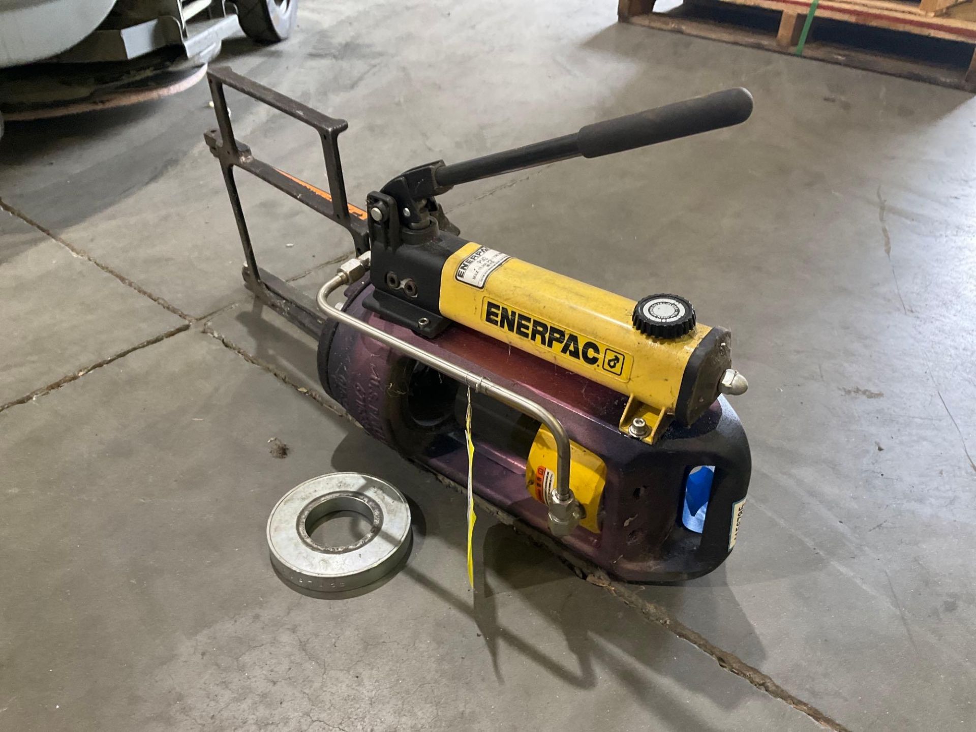 ENERPAC HYDRAULIC HAND PUMP MODEL P142, APPROX MAX PSI 10,000, APPROX 700 BAR - Image 6 of 8