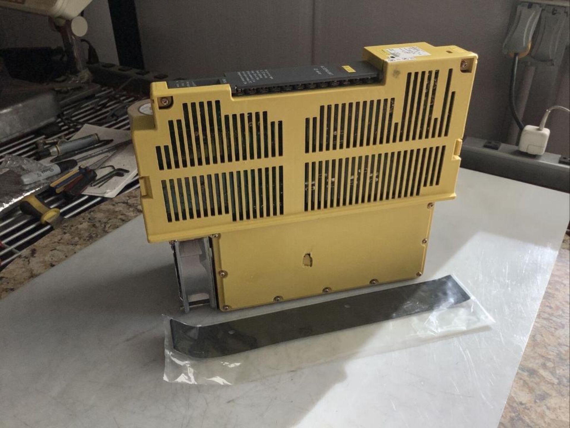 FANUC A06B-6090-H008 SERVO AMPLIFIER UNIT