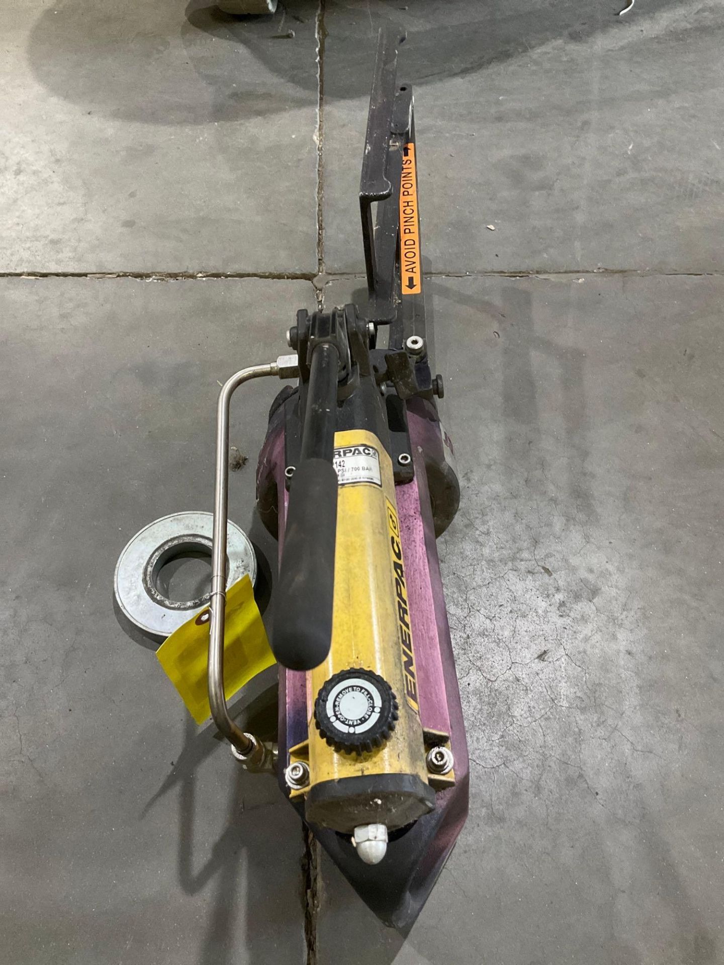 ENERPAC HYDRAULIC HAND PUMP MODEL P142, APPROX MAX PSI 10,000, APPROX 700 BAR - Bild 7 aus 8